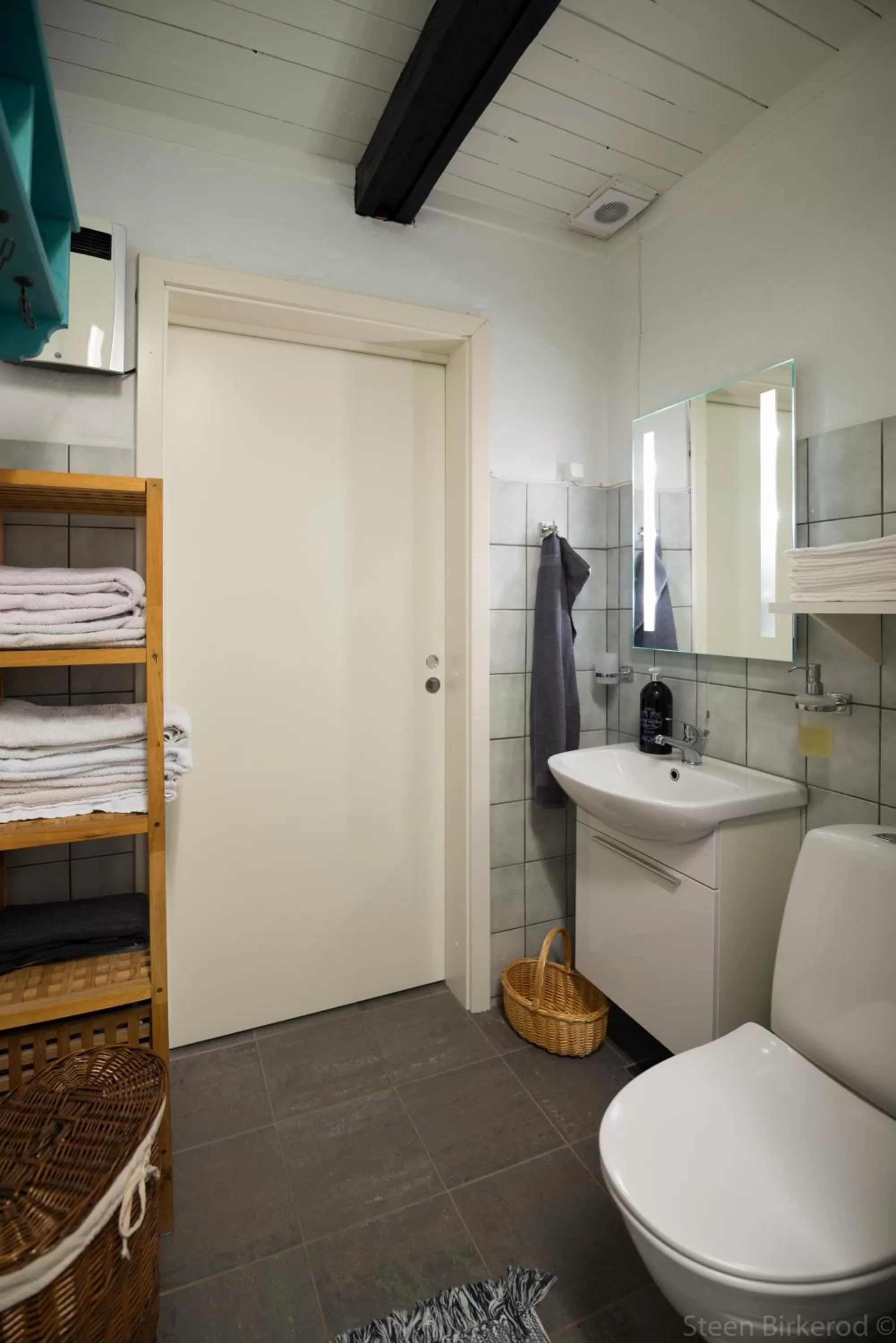 Property building, Bathroom in Dåstrup Bed & Breakfast