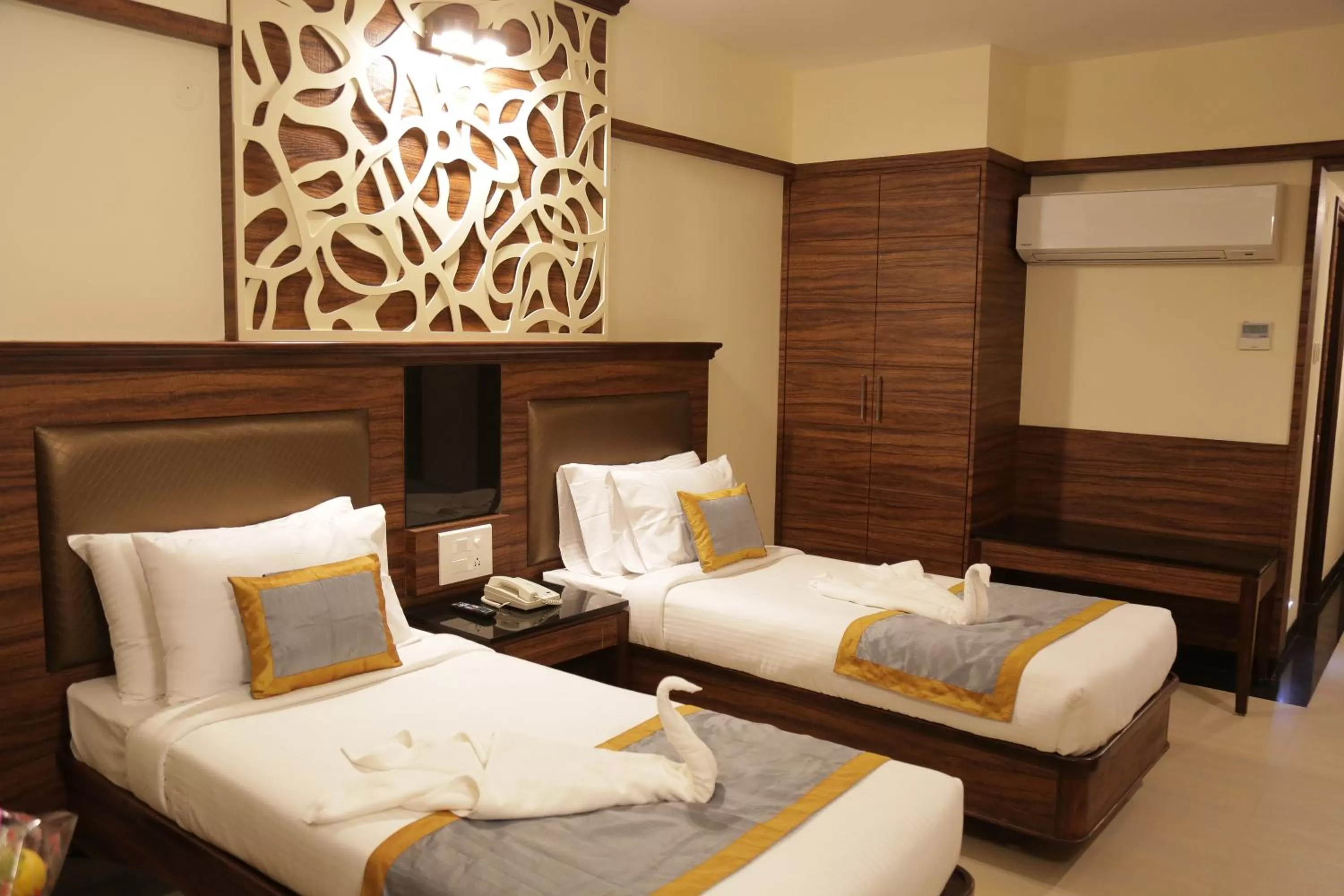 Photo of the whole room, Bed in Rangalaya Royal