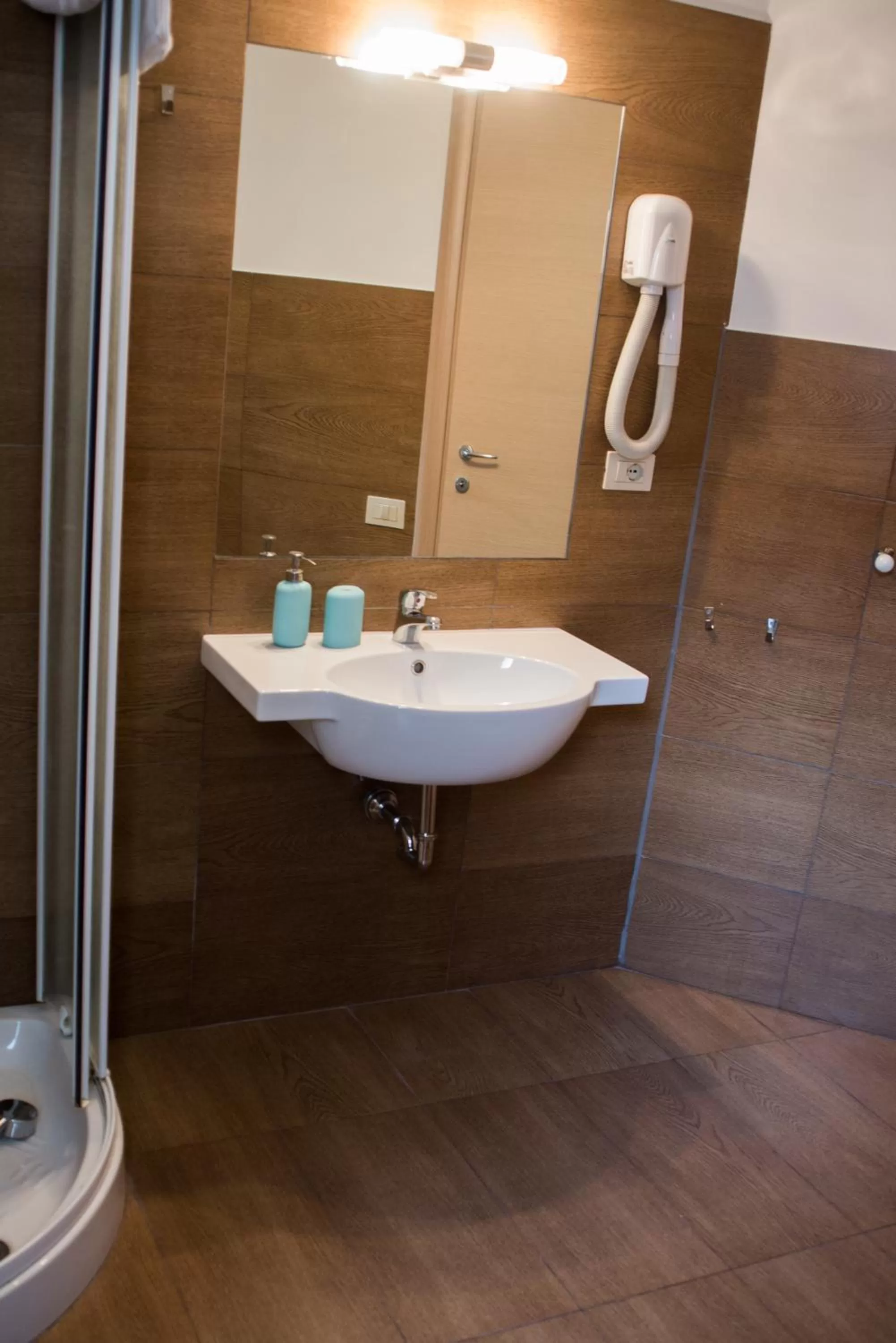 Shower in Anna Guest House