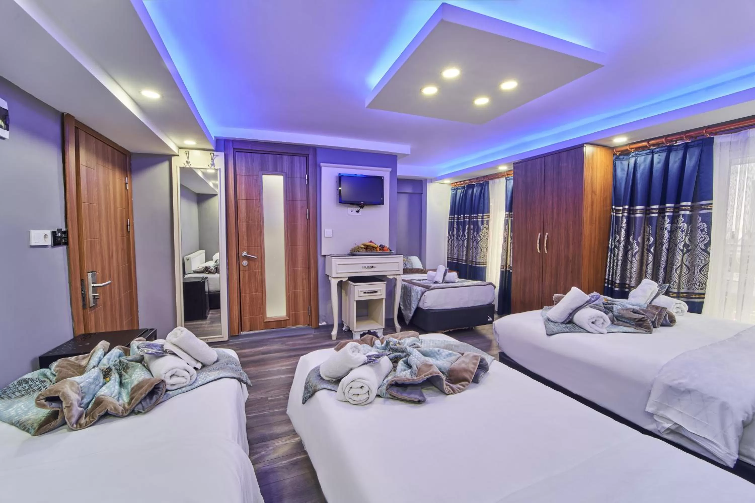 Photo of the whole room, Bed in Istanbul Sirkeci Hotel