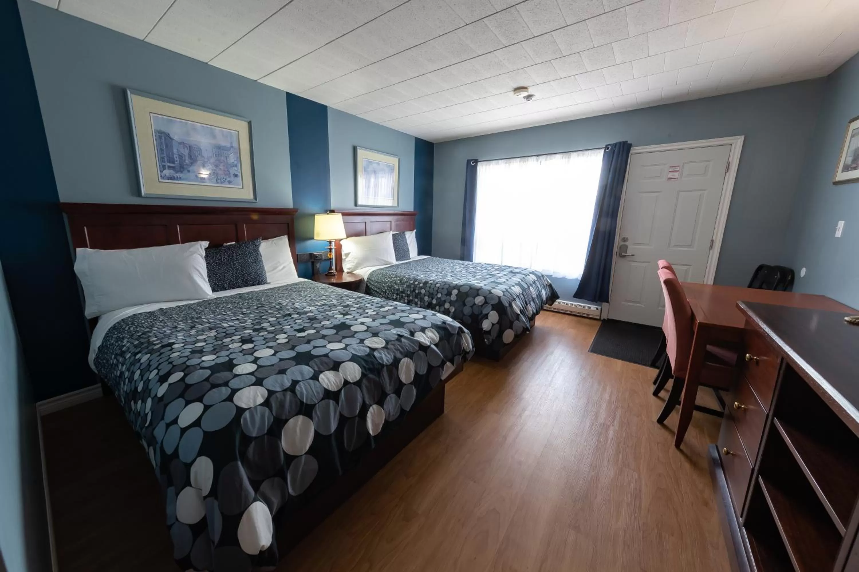 Bed in Villager Lodge Niagara Falls