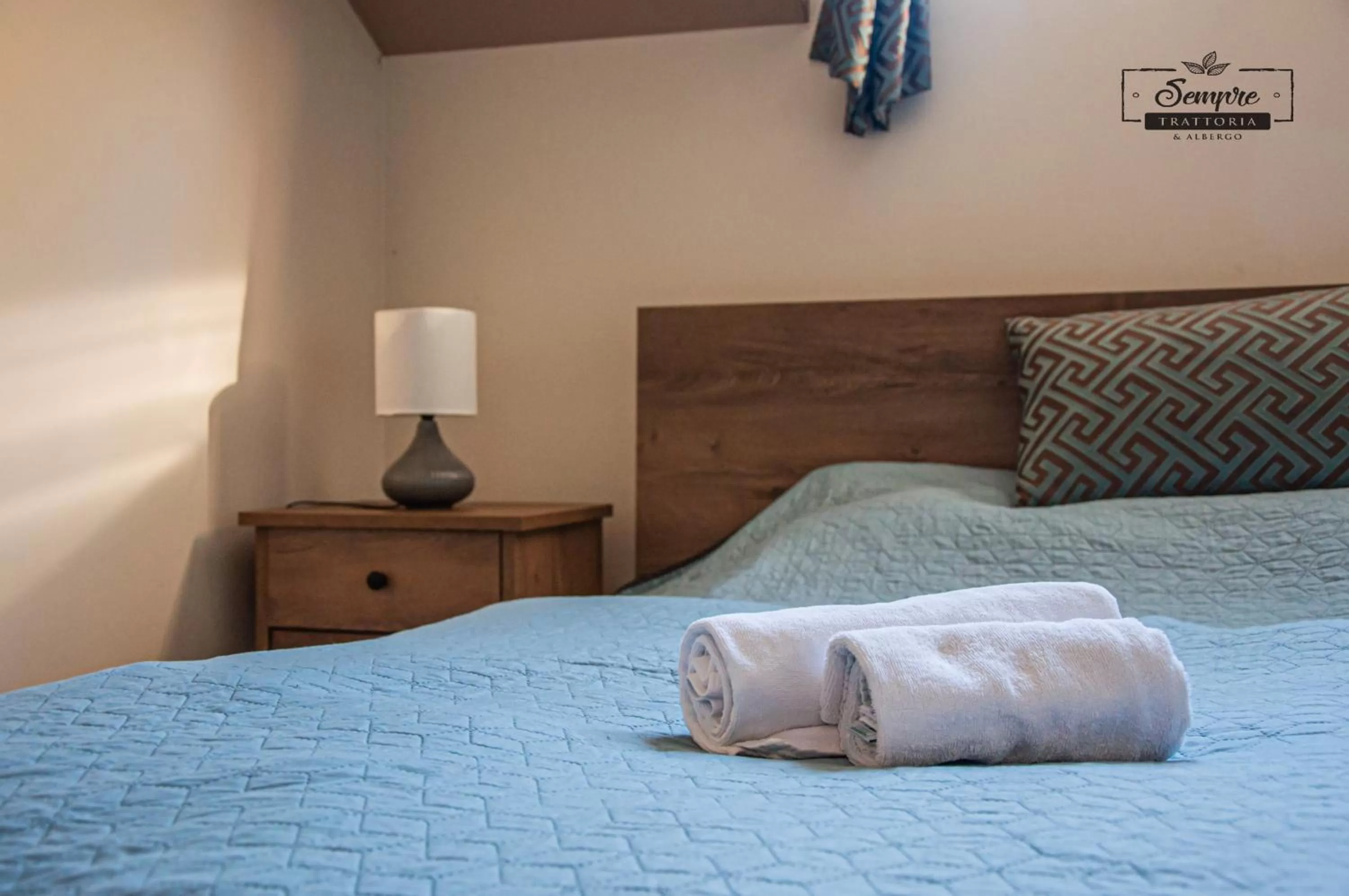 Bed in Sempre Étterem És Panzió