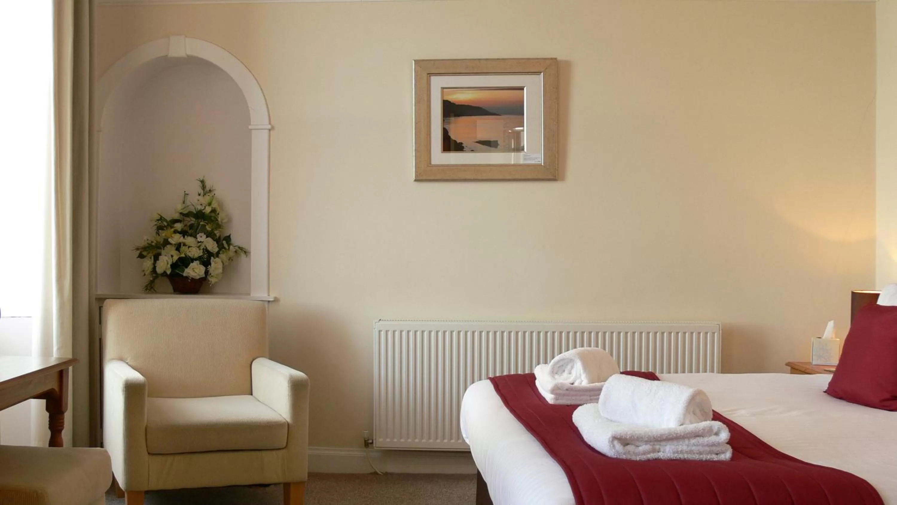 Bed in The Home Arms Guesthouse