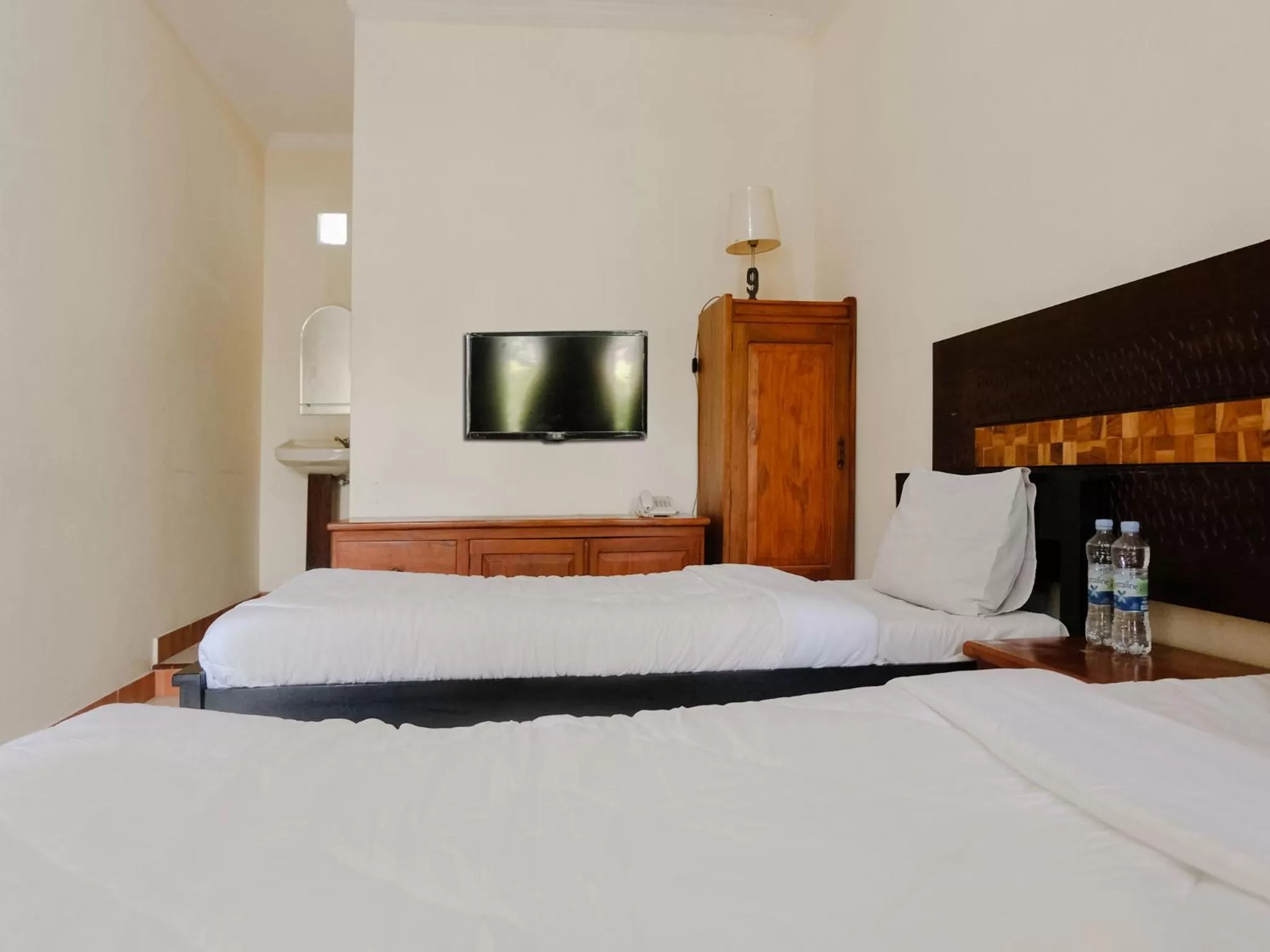 TV and multimedia, Bed in Hotel Mahkota Plengkung by ecommerceloka