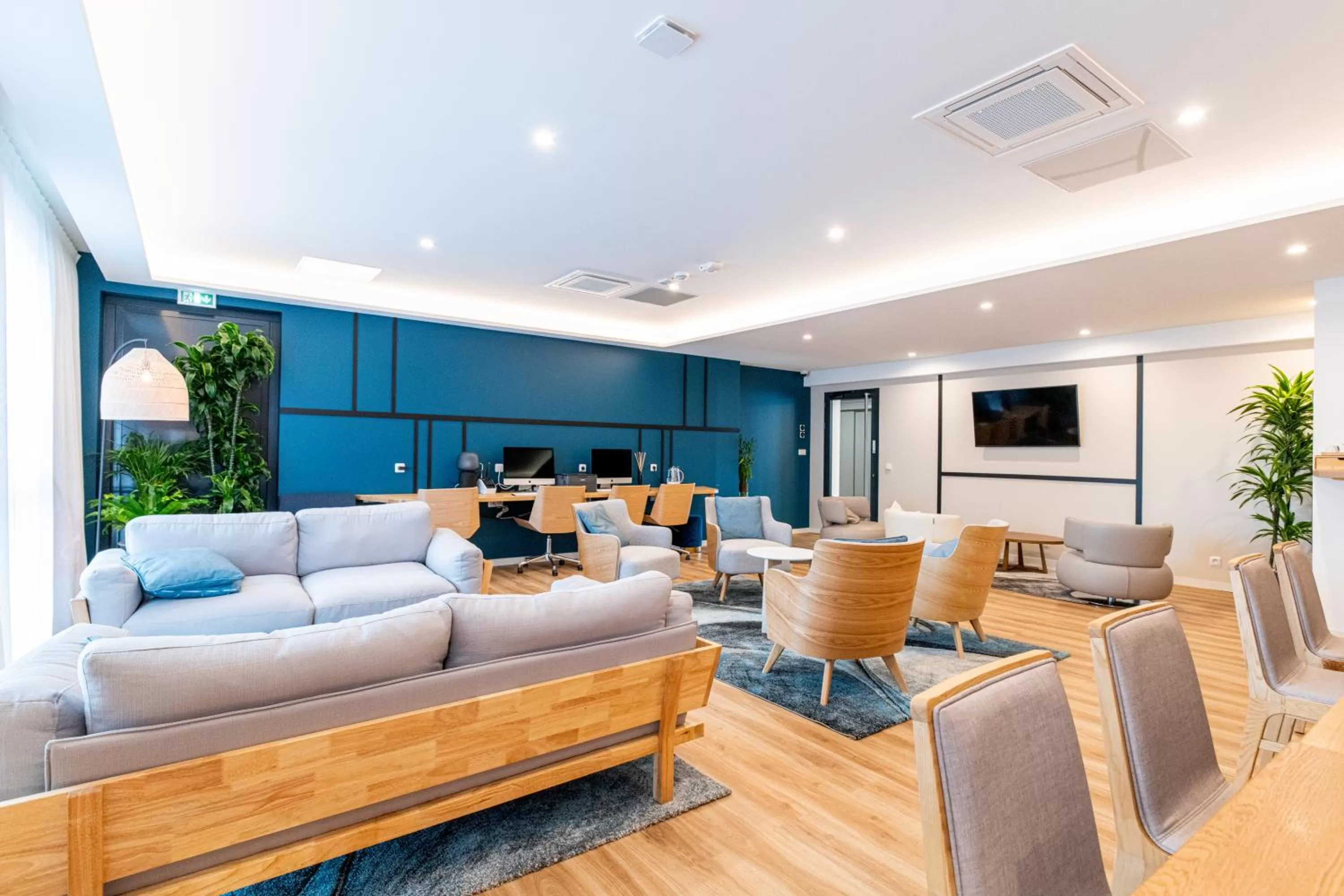 Communal lounge/ TV room in Woods Genève-Thoiry