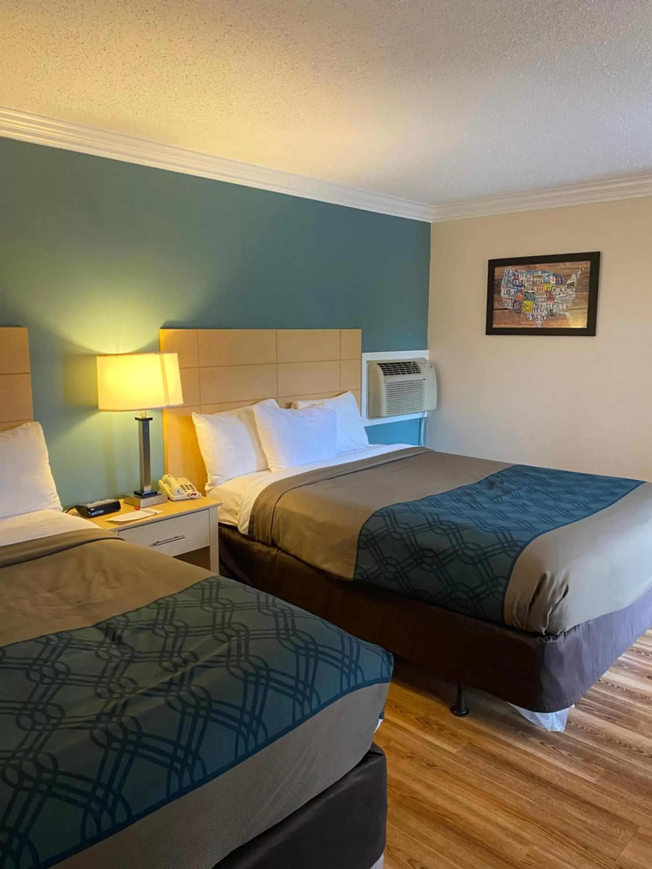 Deluxe Queen Room with Two Queen Beds - Non-Smoking in Econo Lodge at the Falls North Deluxe Queen Room with Two Queen Beds - Non-Smoking in Econo Lodge at the Falls North