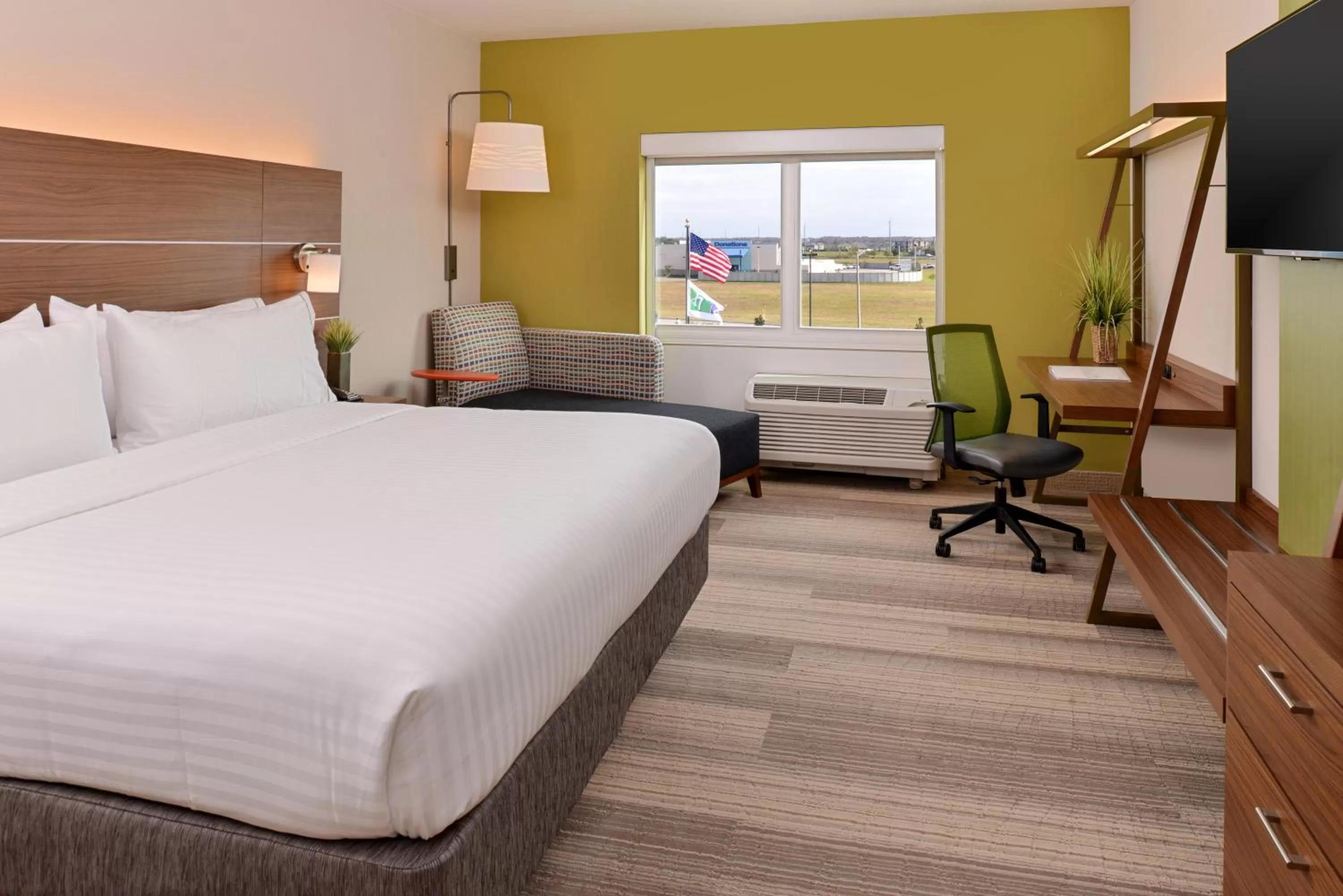 Photo of the whole room, Bed in Holiday Inn Express & Suites Trinity by IHG