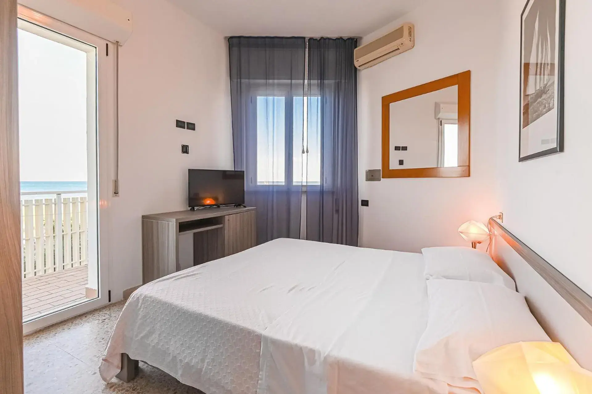 Double or Twin Room with Balcony and Beach Access in Hotel City Double or Twin Room with Balcony and Beach Access in Hotel City
