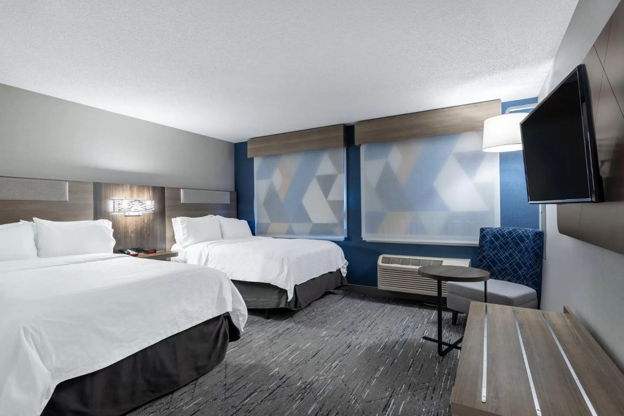 Photo of the whole room, Bed in Holiday Inn Express Hotel & Suites-St. Paul by IHG