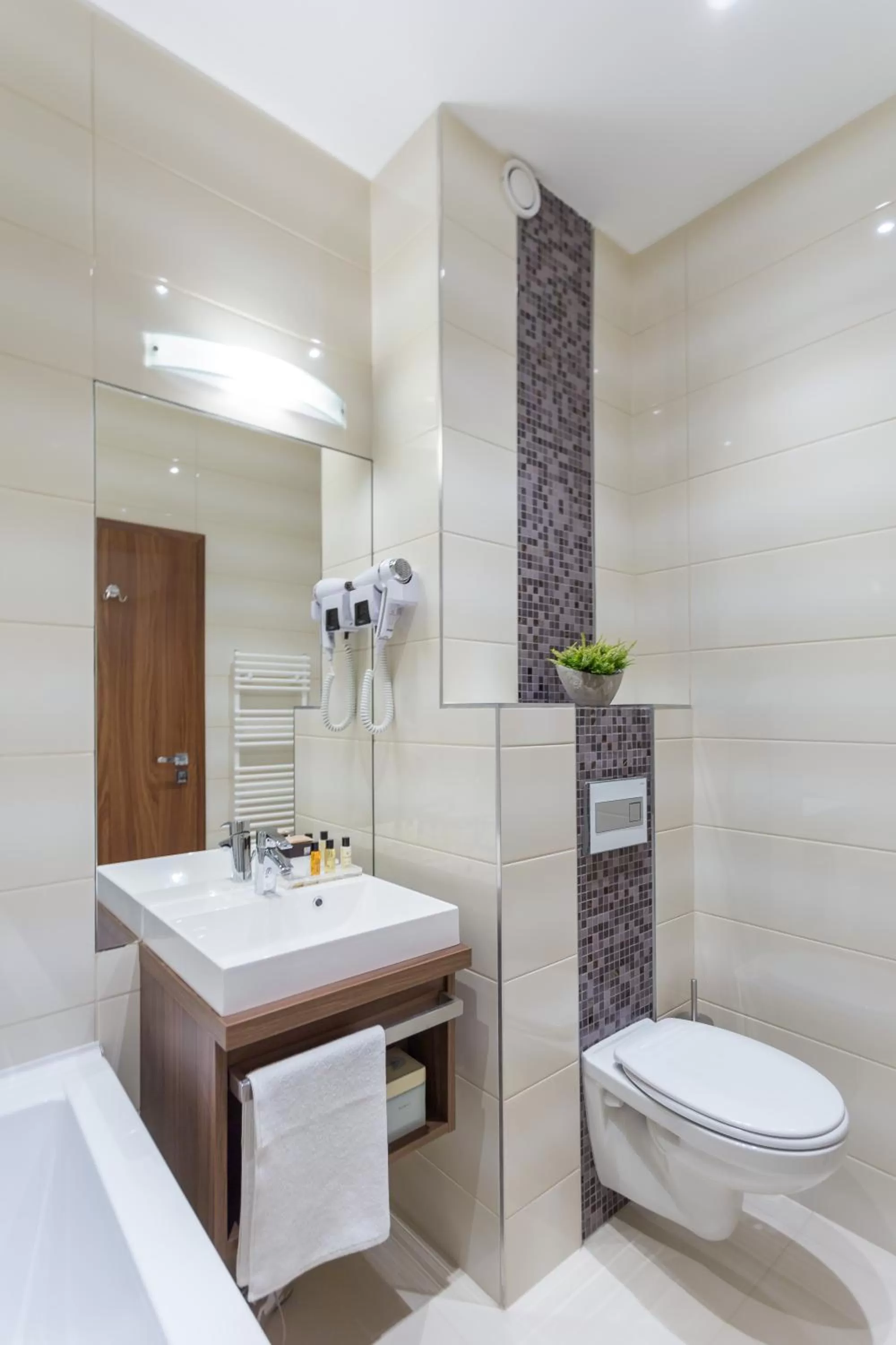 Toilet in Outlet Hotel Polgár