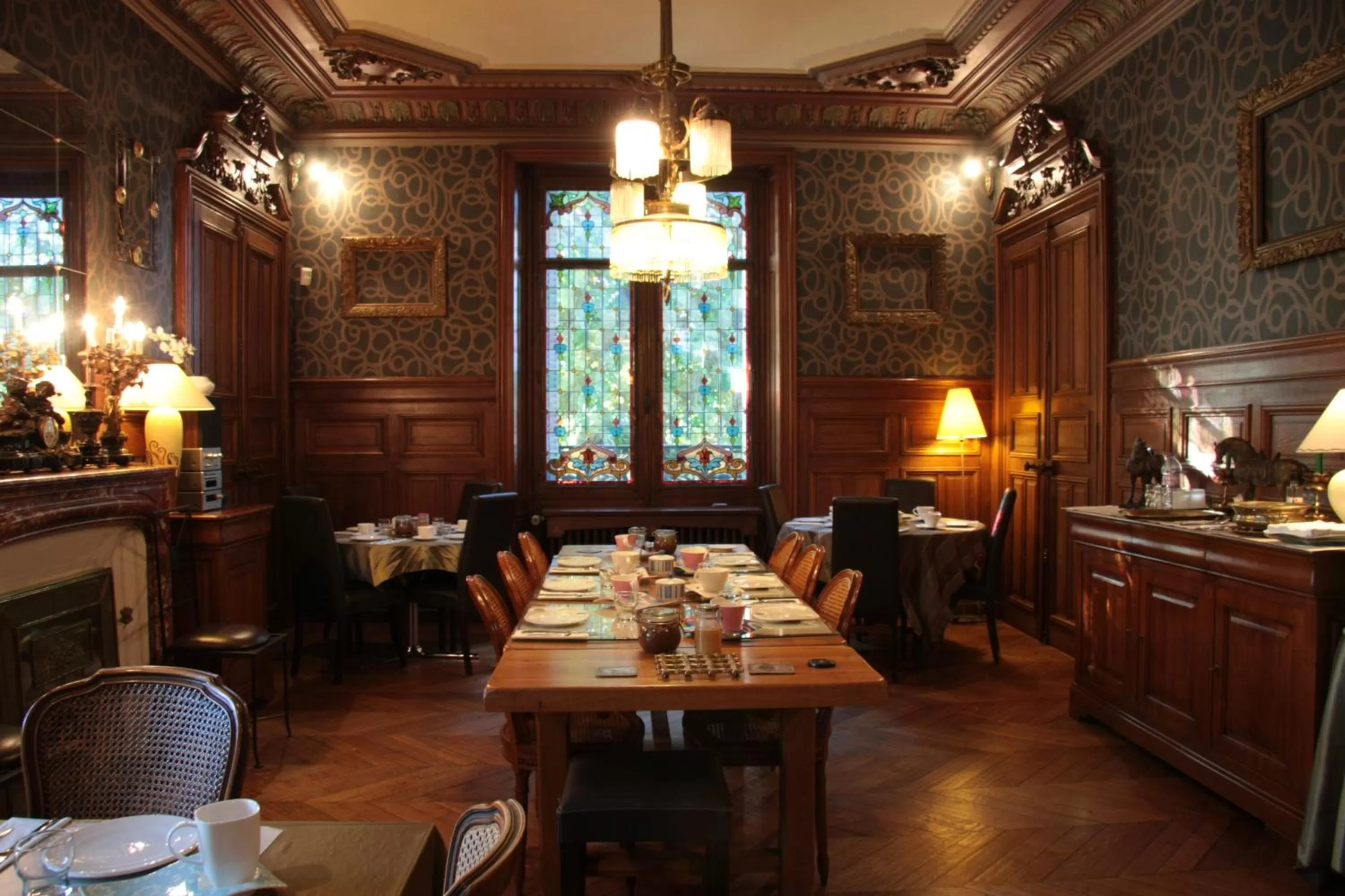 Restaurant/places to eat in Villa Primerose