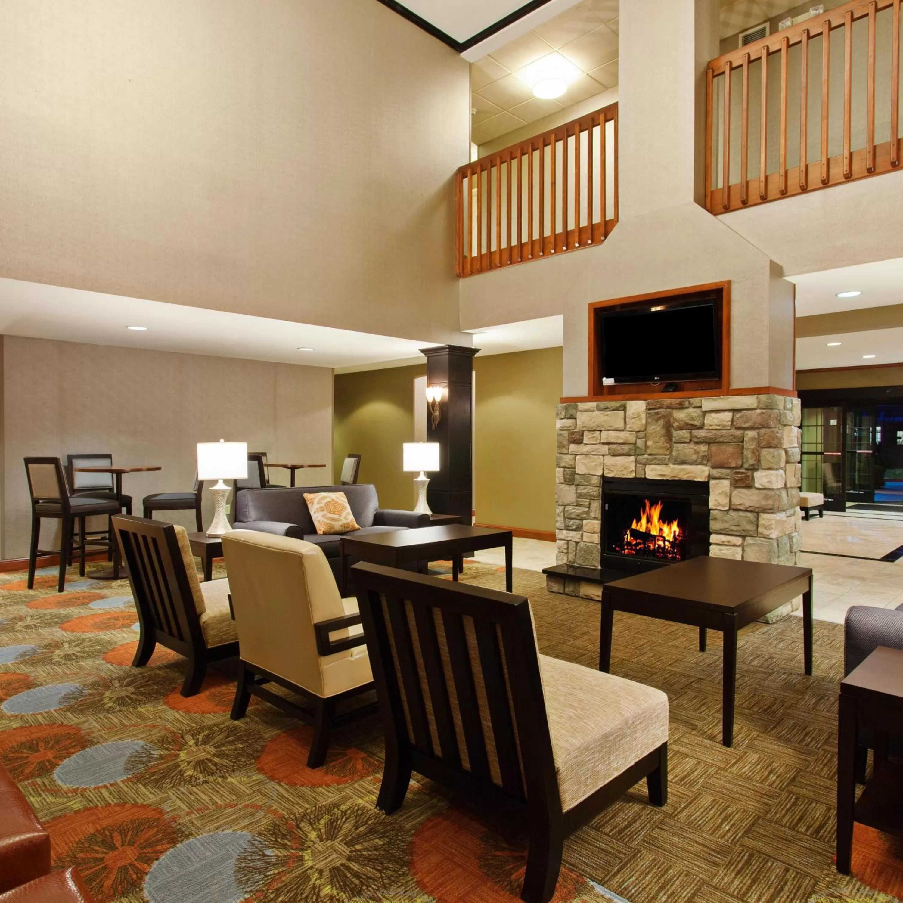 Communal lounge/ TV room in Staybridge Suites Fairfield Napa Valley Area by IHG