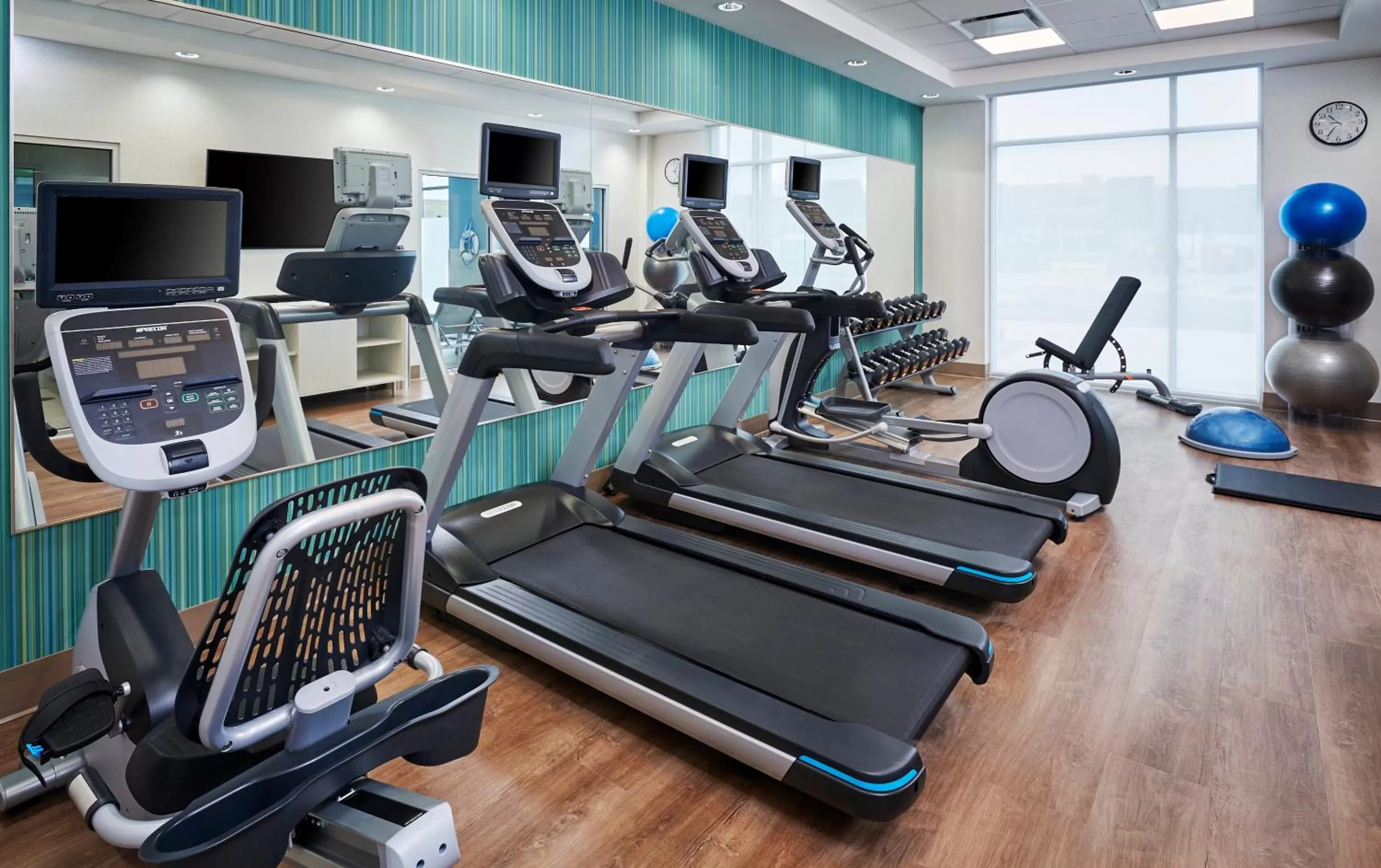 Spa and wellness centre/facilities in Holiday Inn Express & Suites Windsor East - Lakeshore by IHG