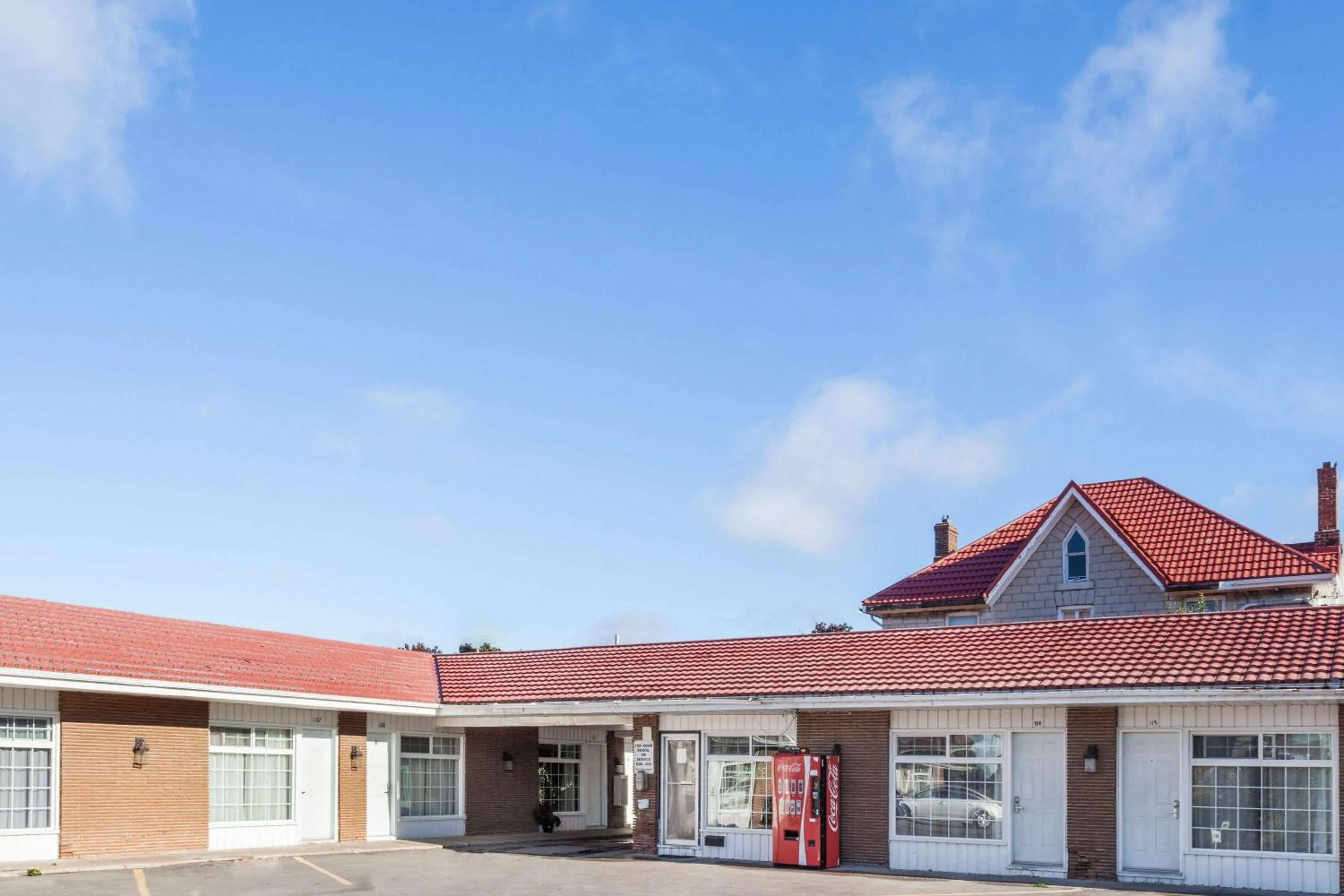 Property building in Knights Inn Kingston