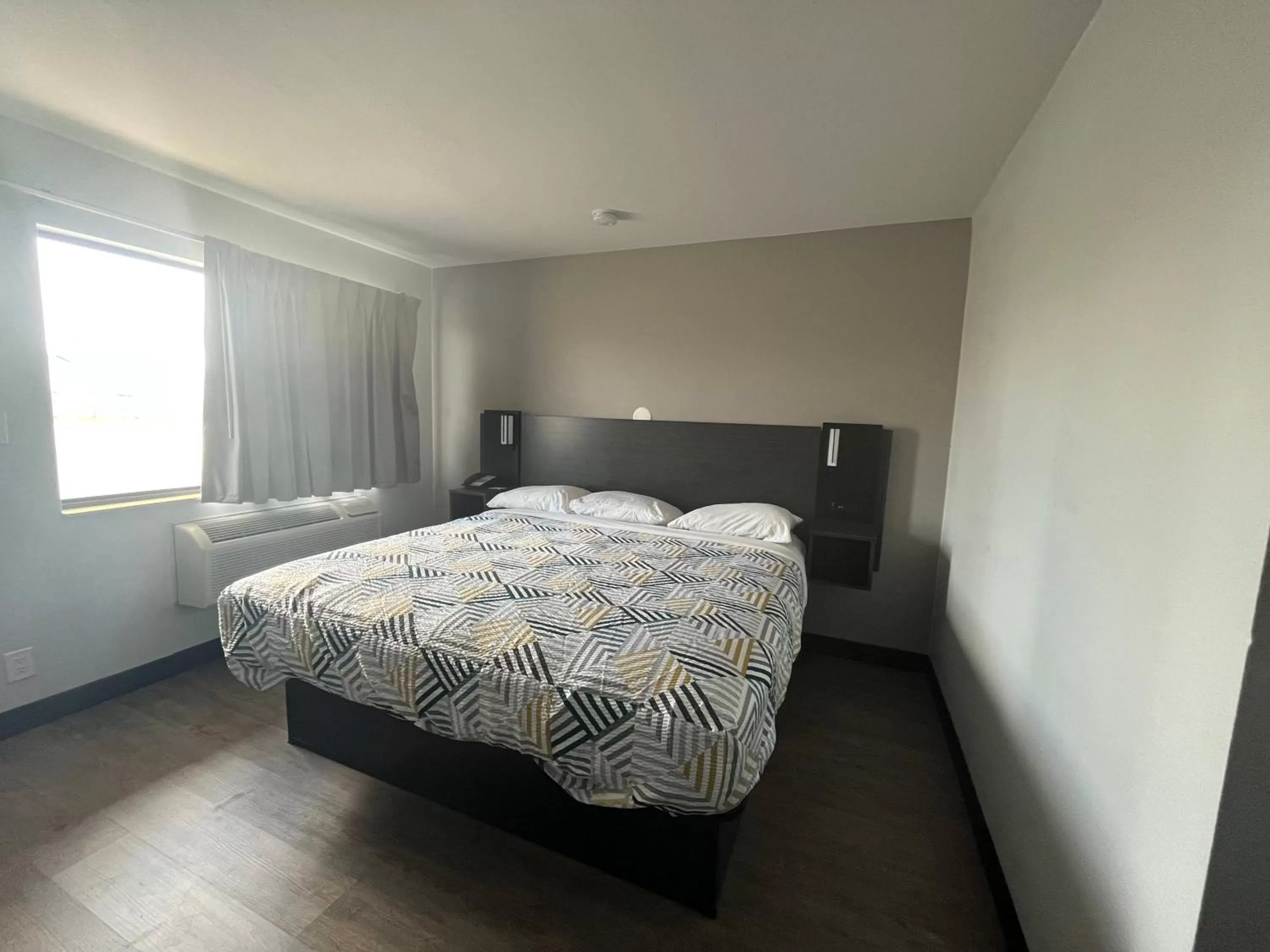 Photo of the whole room, Bed in Motel 6-Wichita, KS - AIRPORT