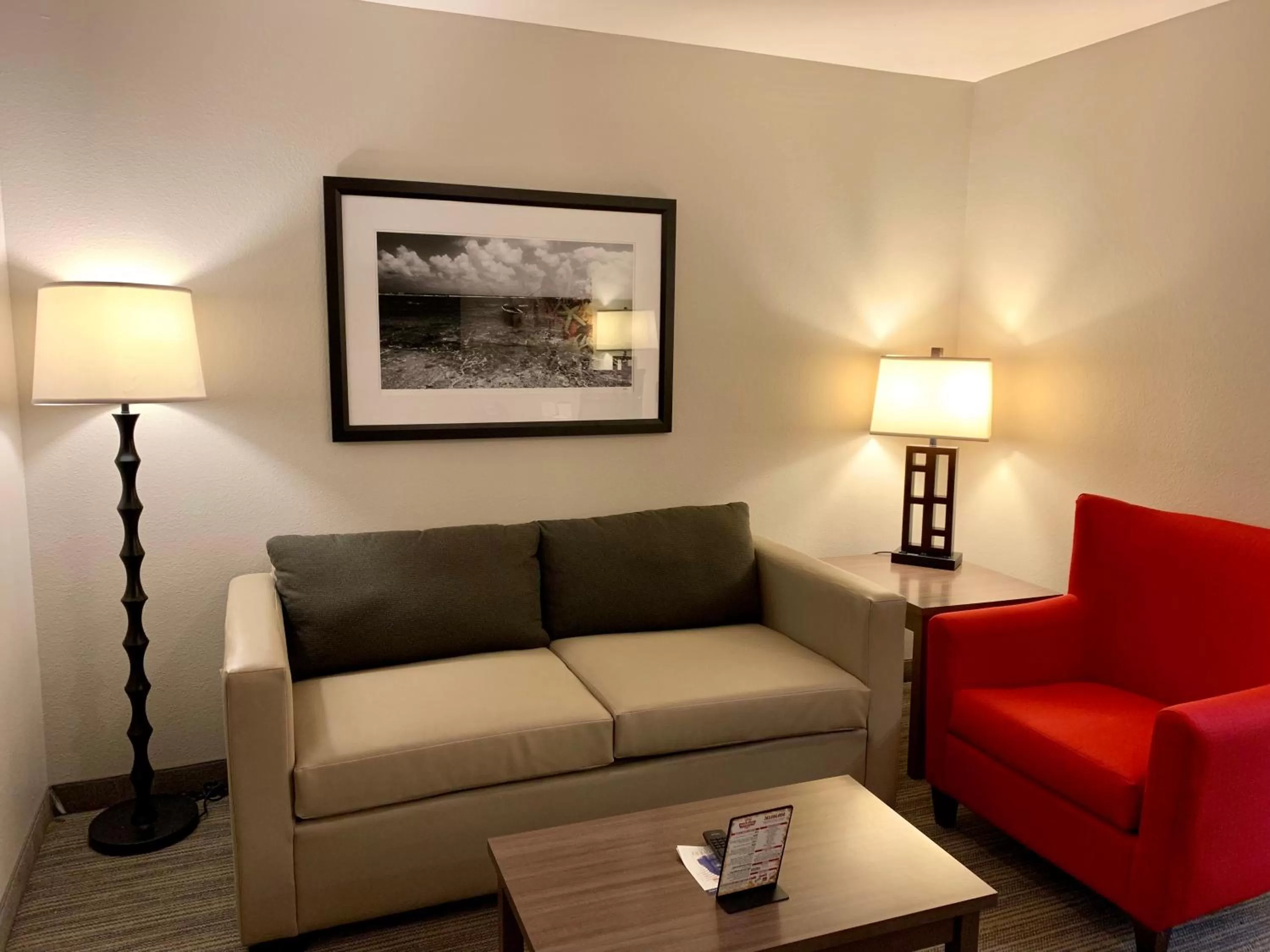 Living room in Country Inn & Suites by Radisson Kenosha - Pleasant Prairie