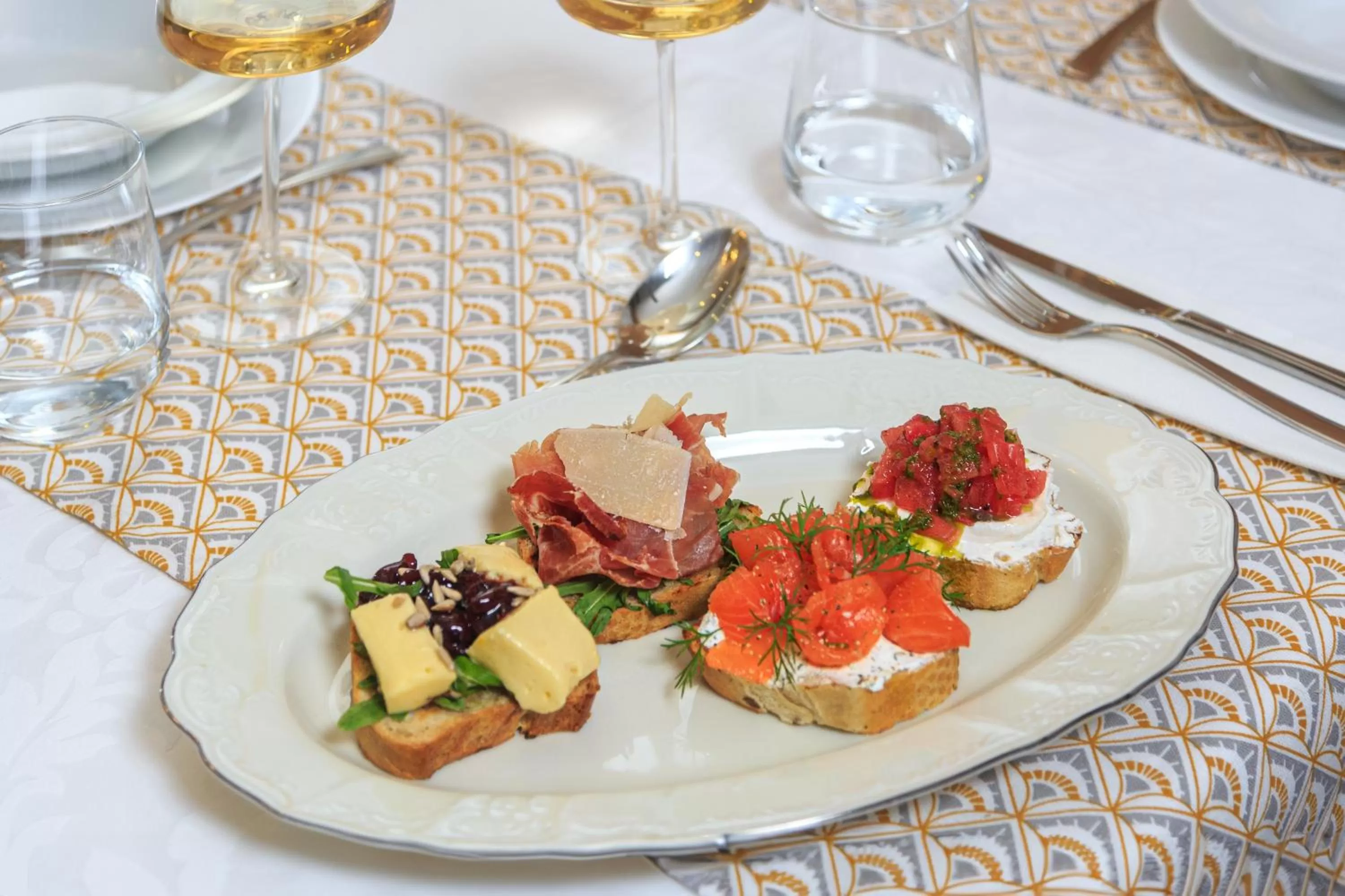 Restaurant/places to eat, Food in Hotel Maksim