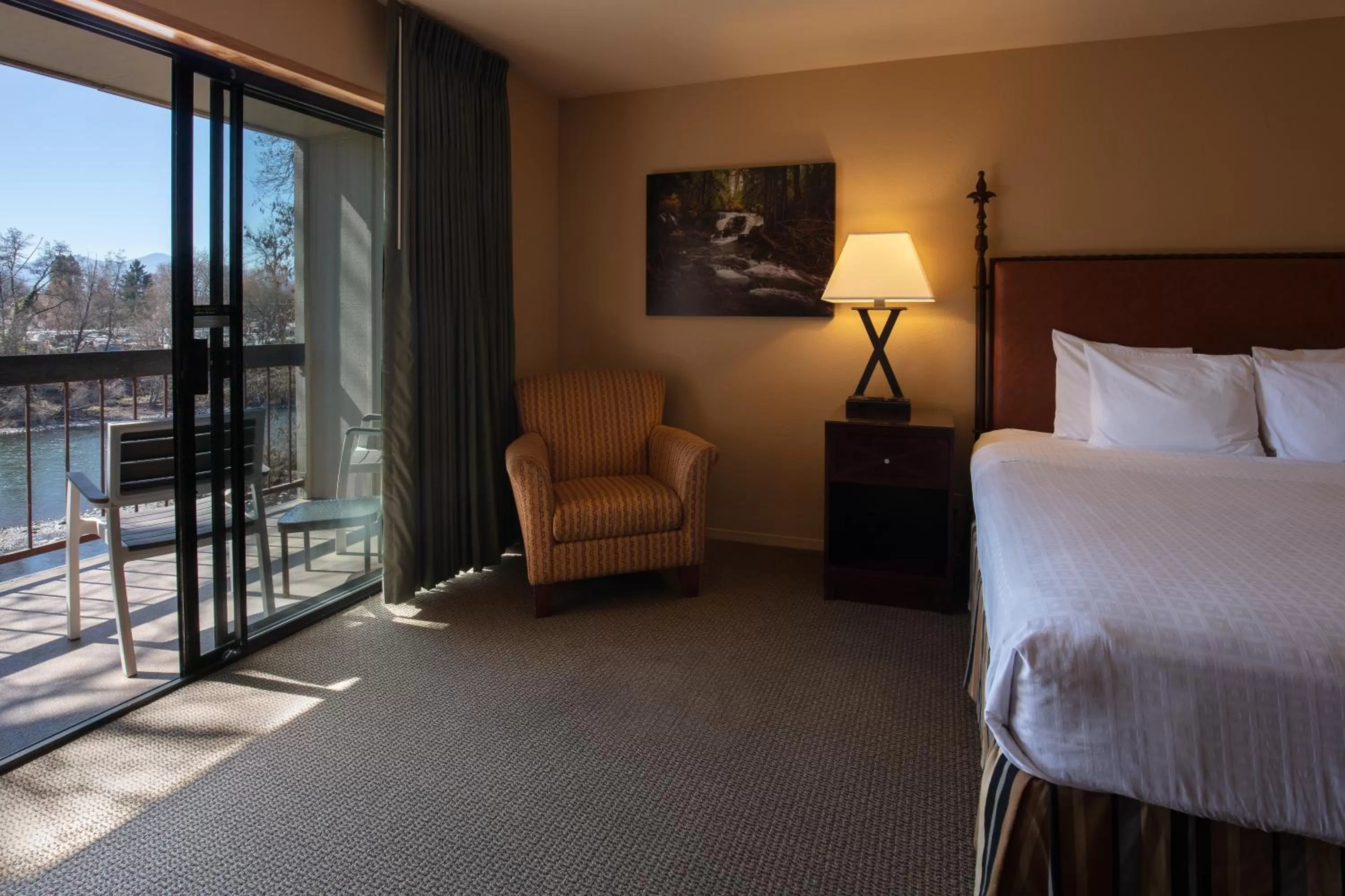 Balcony/Terrace, Bed in Riverside Inn