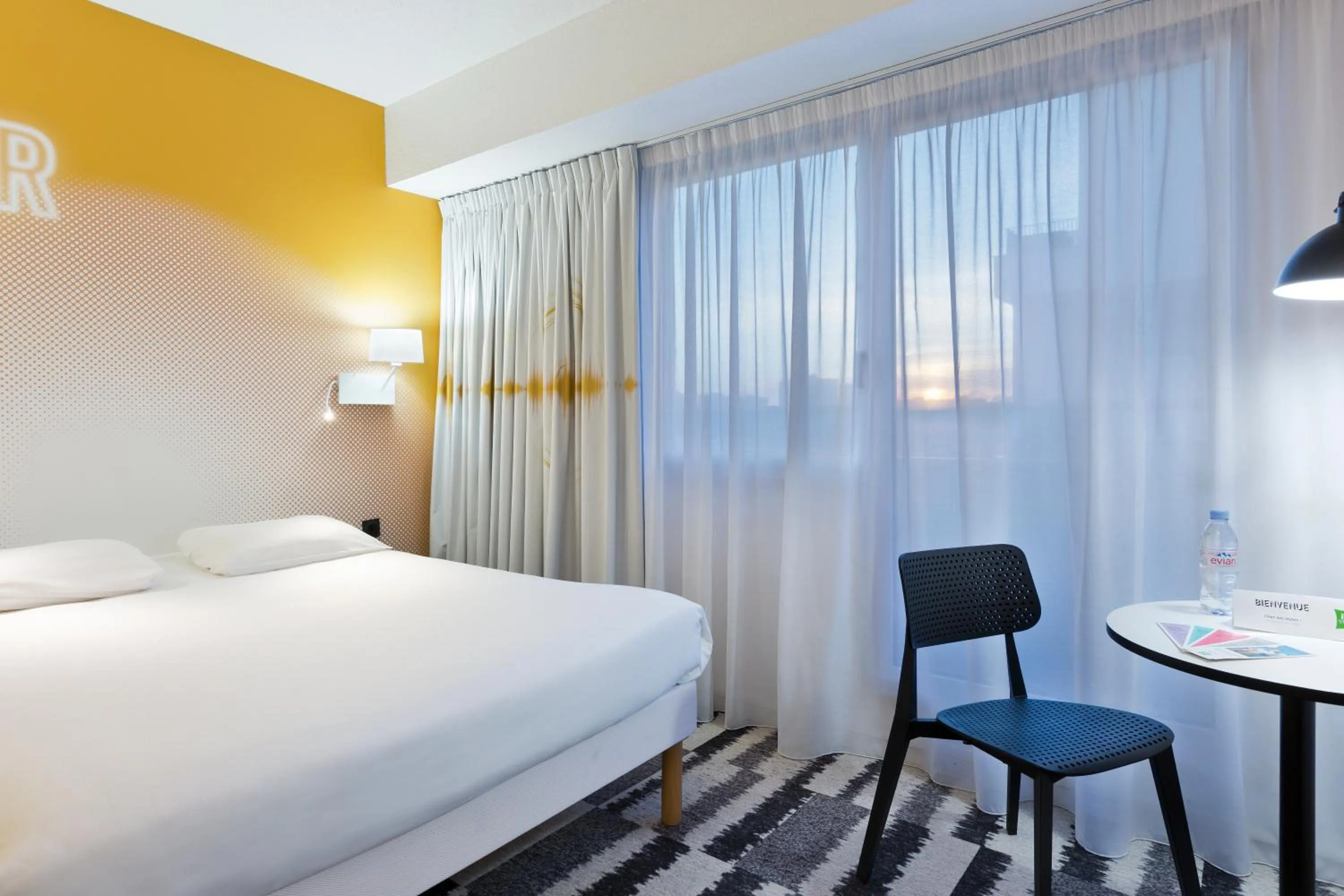 Balcony/Terrace, Bed in ibis Styles Massy Opéra