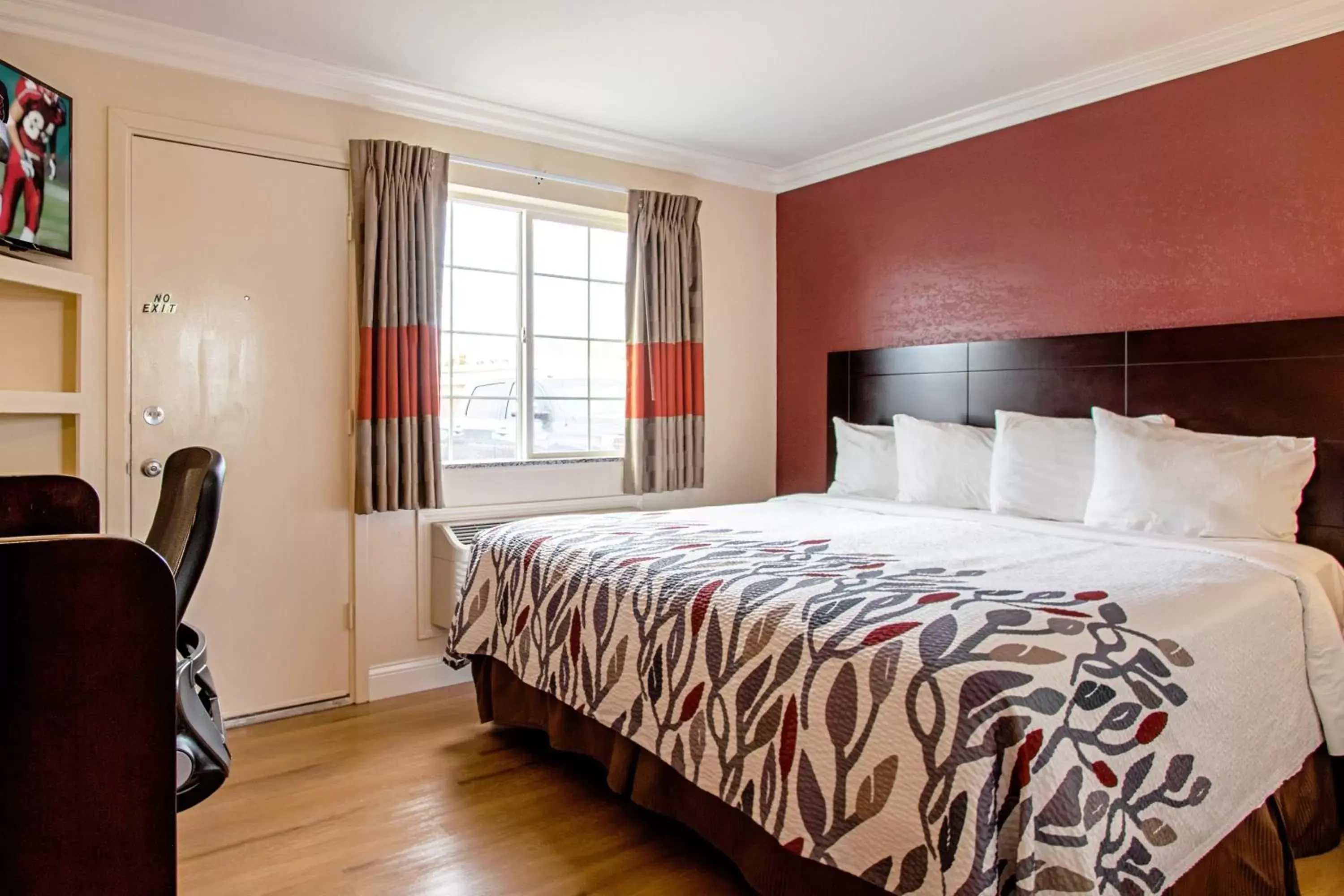 Deluxe Queen Room Non-Smoking in Red Roof Inn & Suites Monterey Deluxe Queen Room Non-Smoking in Red Roof Inn & Suites Monterey