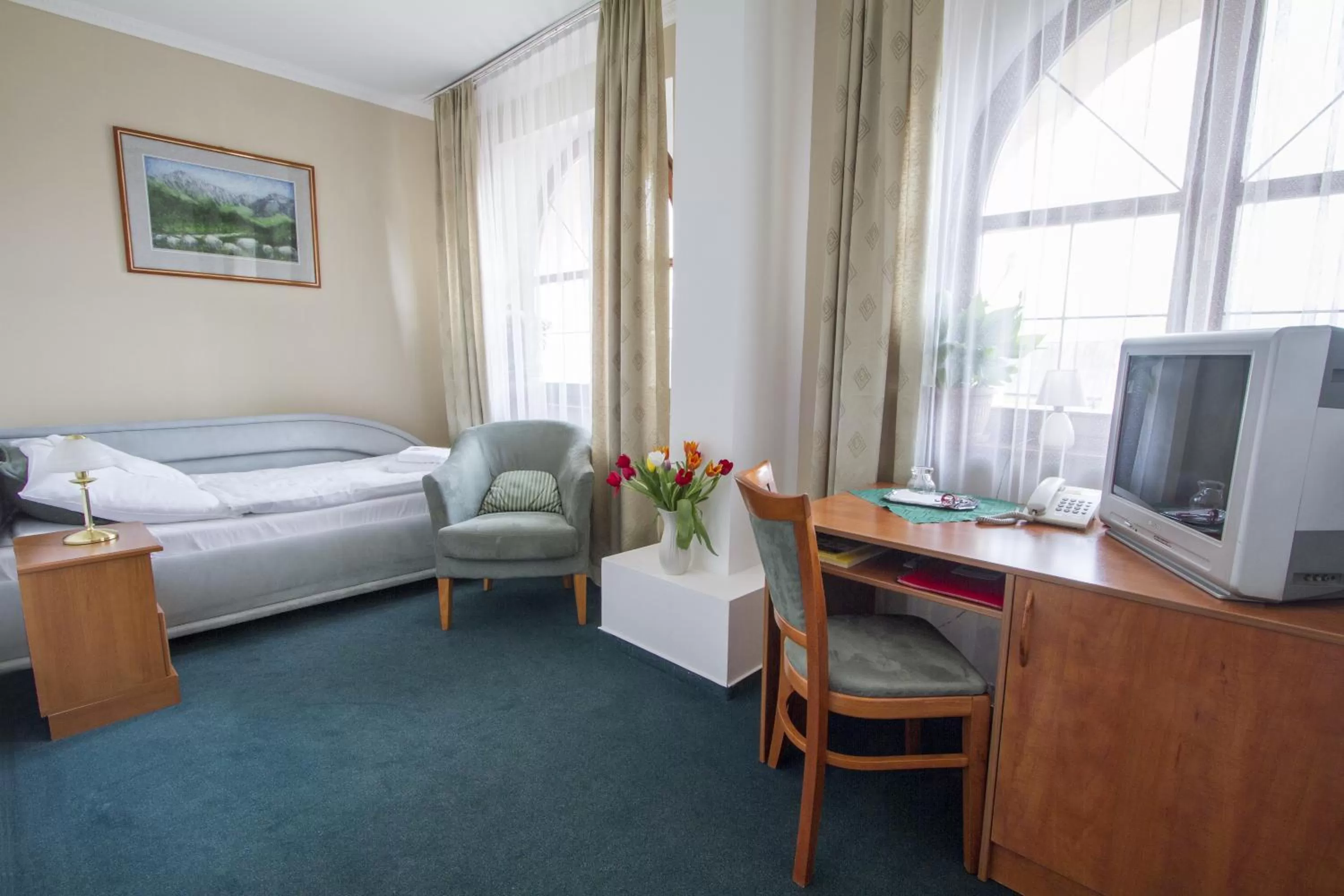 TV and multimedia, TV/Entertainment Center in Hotel Grand