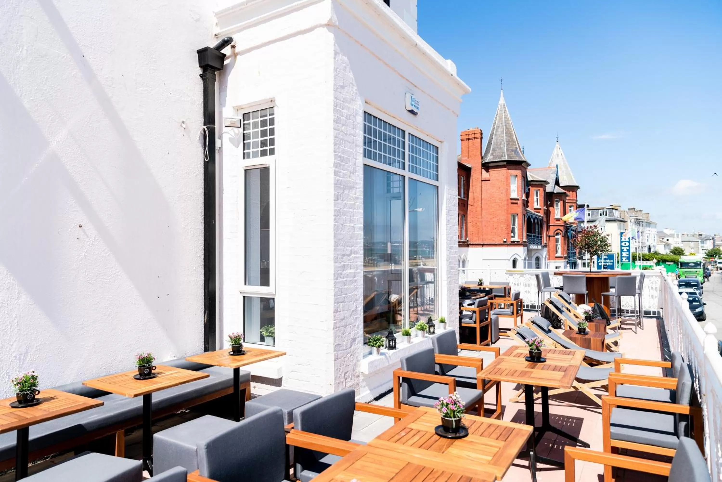 Restaurant/places to eat in The Strand Hotel, the former residence of Oscar Wilde