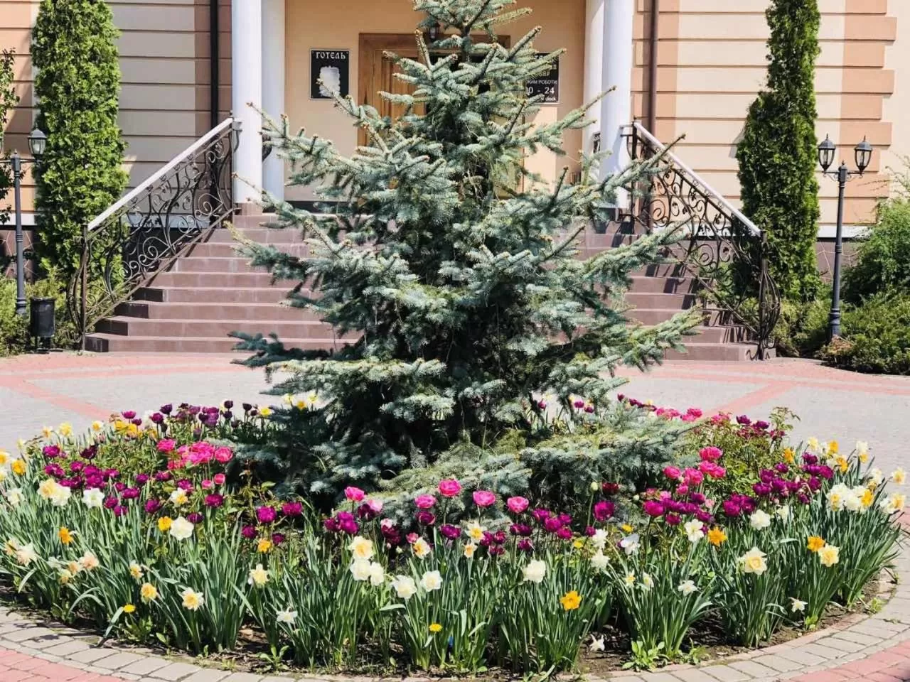 Facade/entrance, Garden in Petrovskyi Brovar