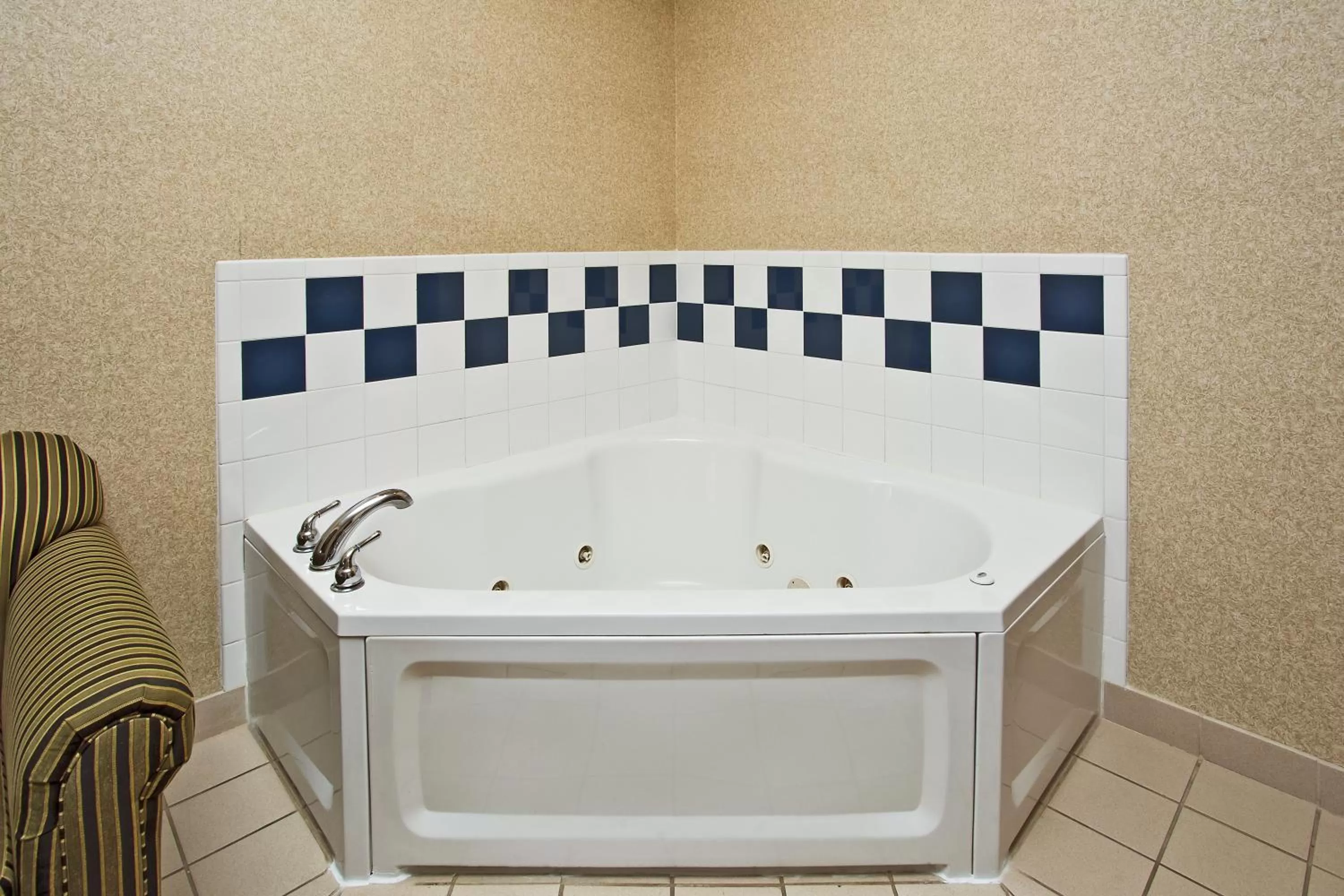 Photo of the whole room in Holiday Inn Express Hotel & Suites Anderson by IHG