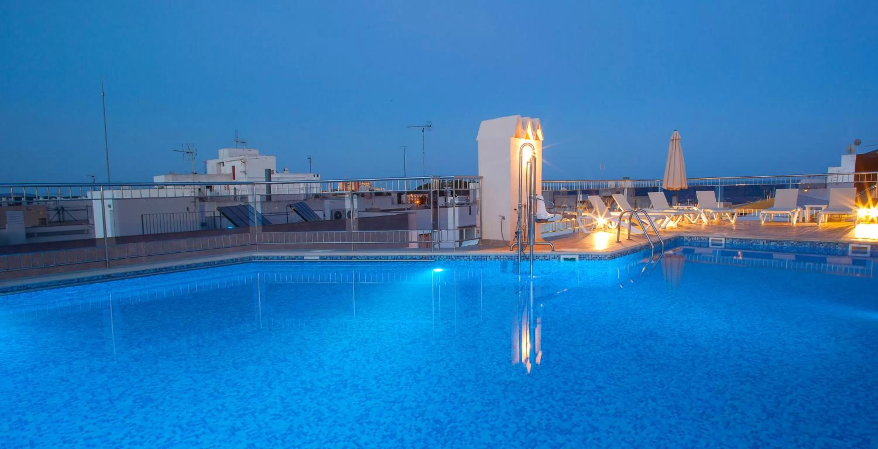 Swimming pool in Aparthotel Duquesa Playa