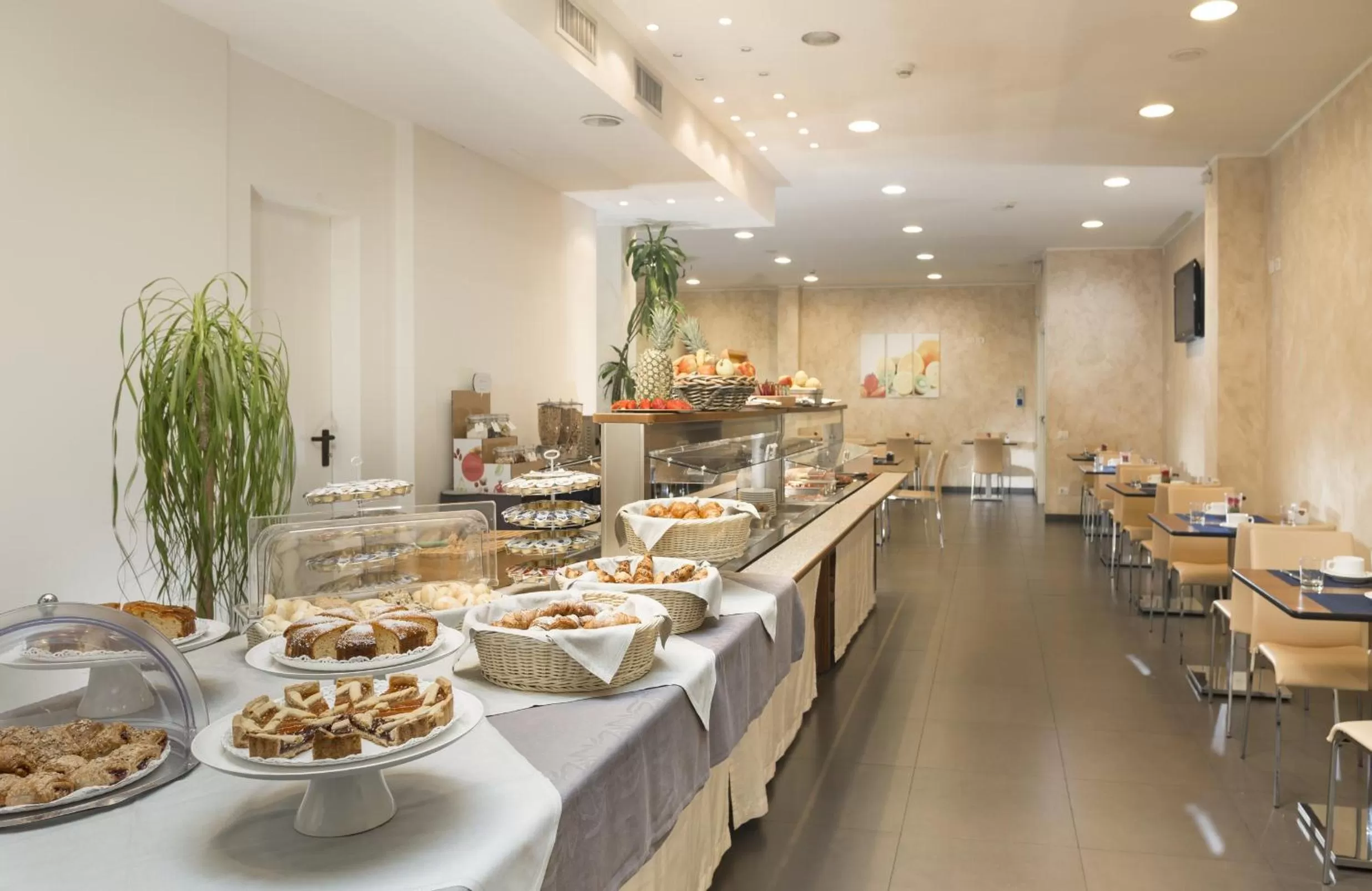 Breakfast in Hotel Cube