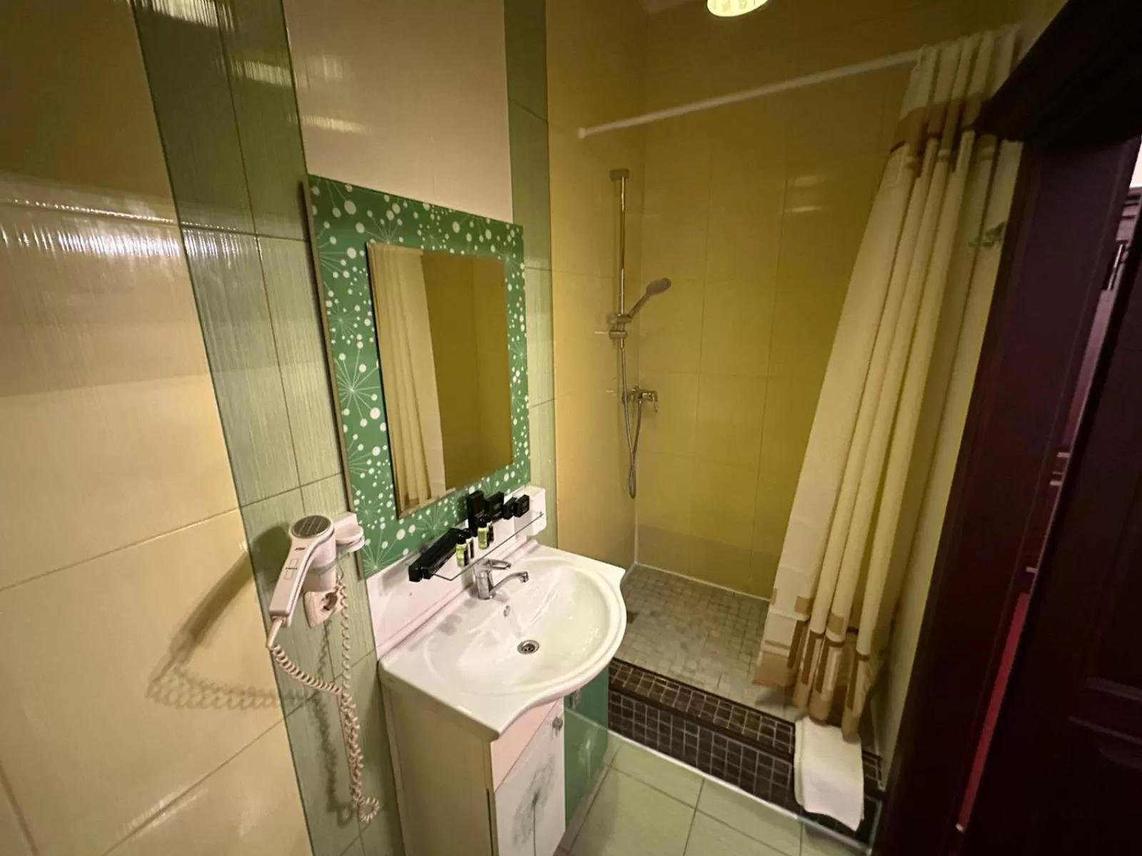 Shower in Viktoriya Family Hotel Restaurant complex
