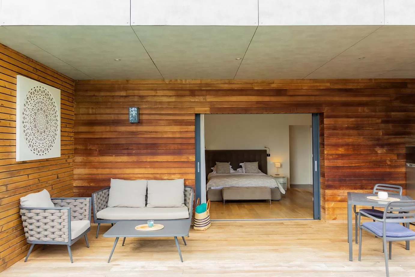 Bed in SWIM LODGE HOTEL Piscine privée ou Jacuzzi privé