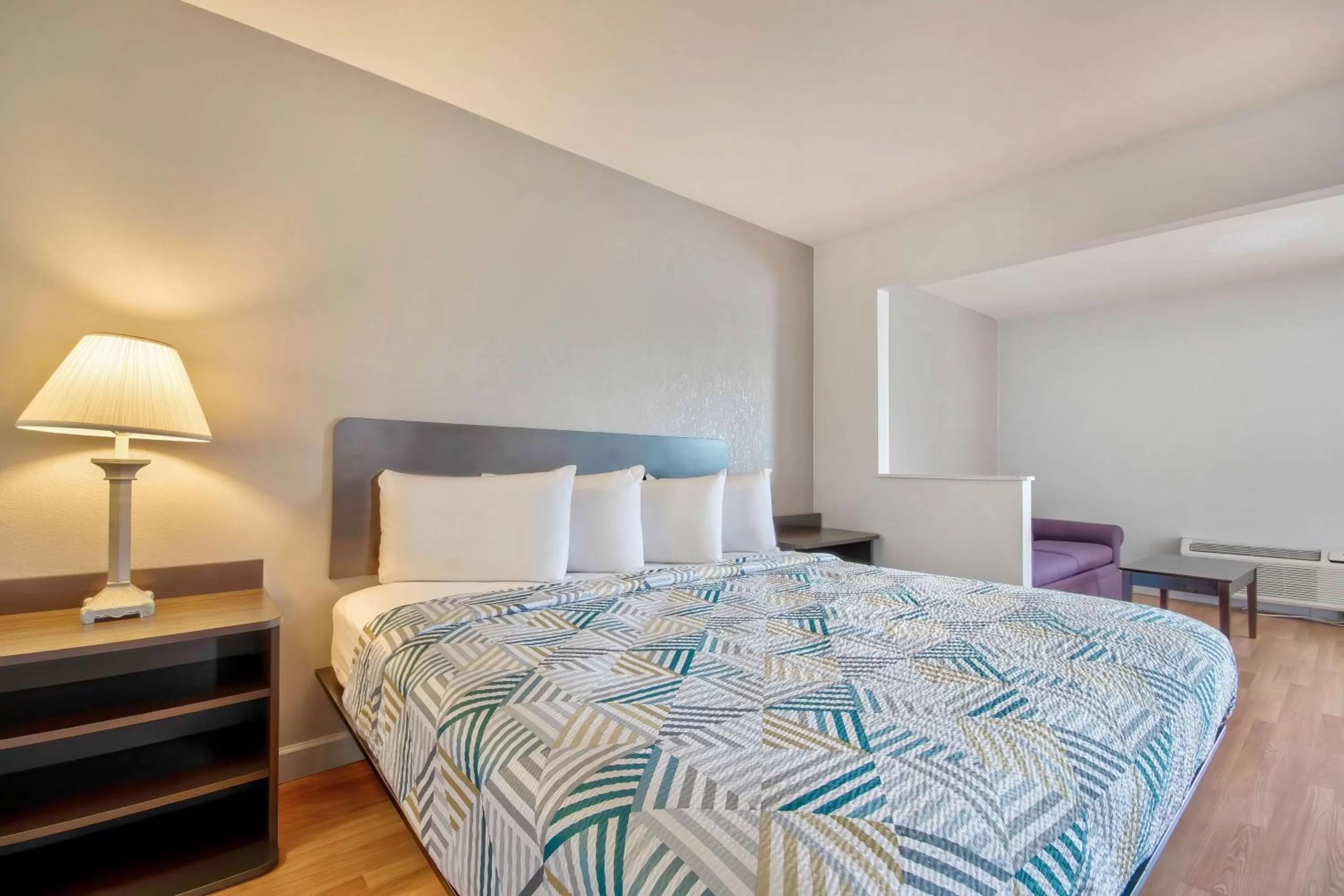 Photo of the whole room, Bed in Motel 6-Springfield, OH