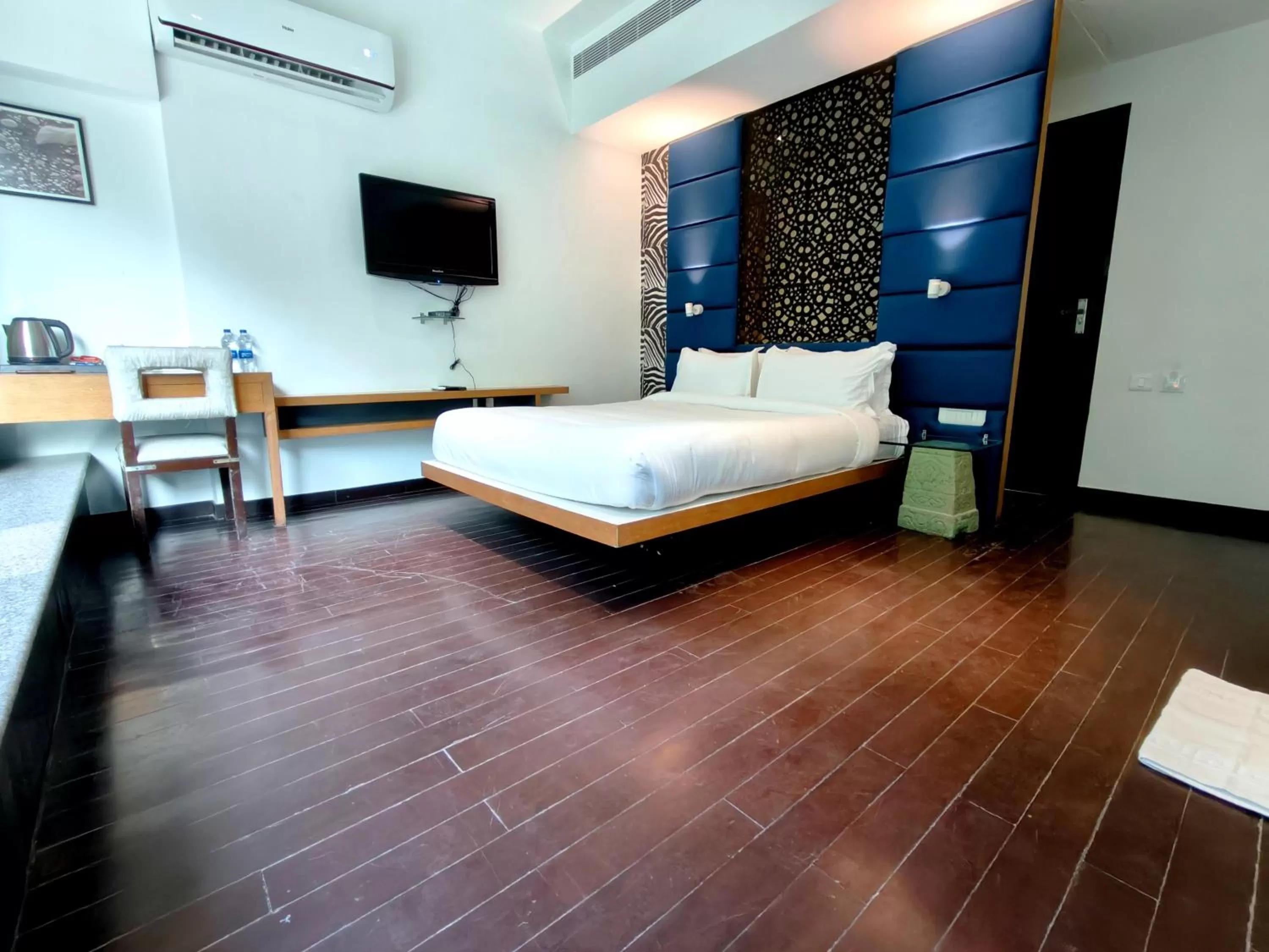 Photo of the whole room, Bed in The Sky Imperial Hotel Yahvi