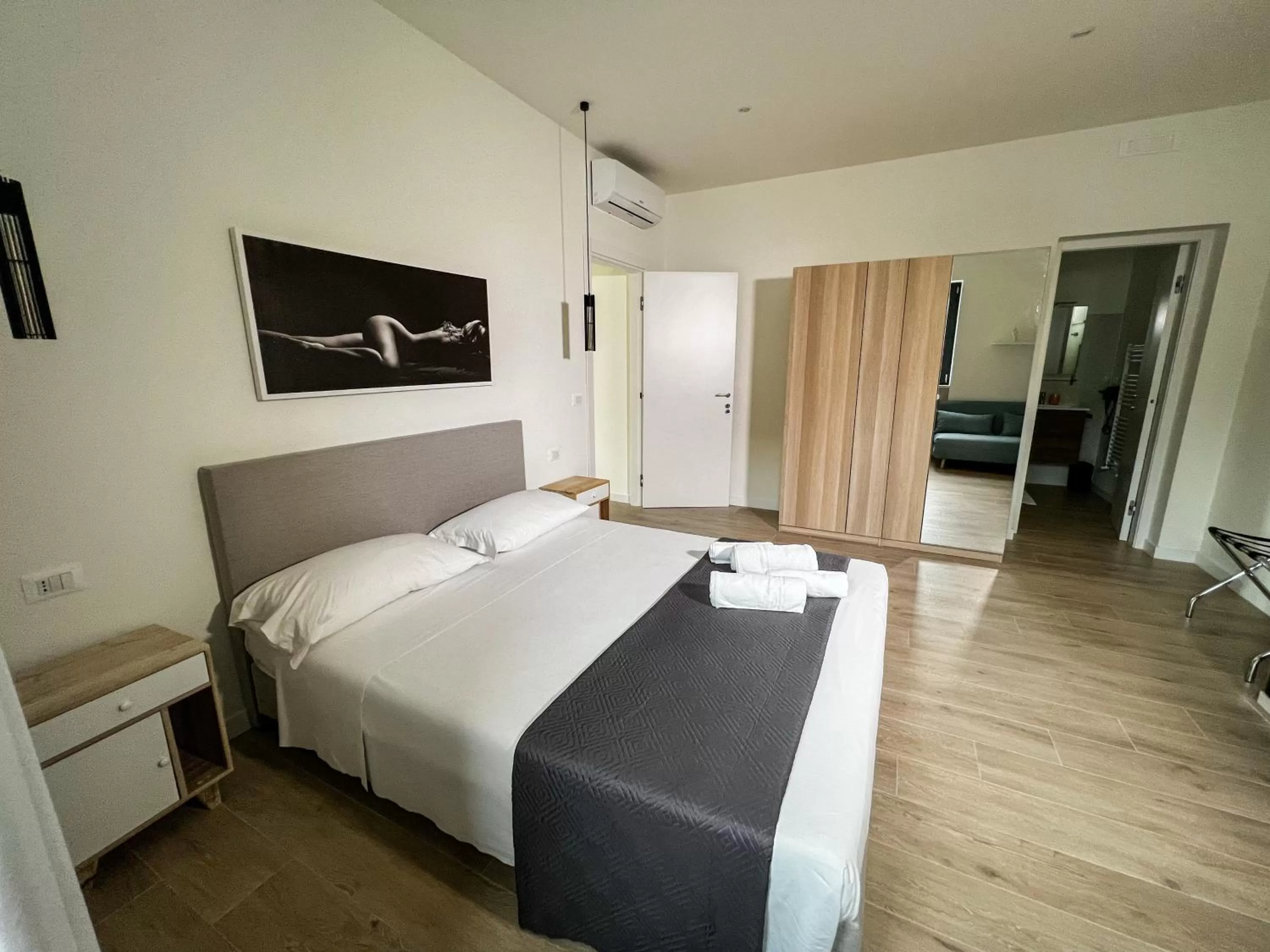 Photo of the whole room, Bed in Divina Perla