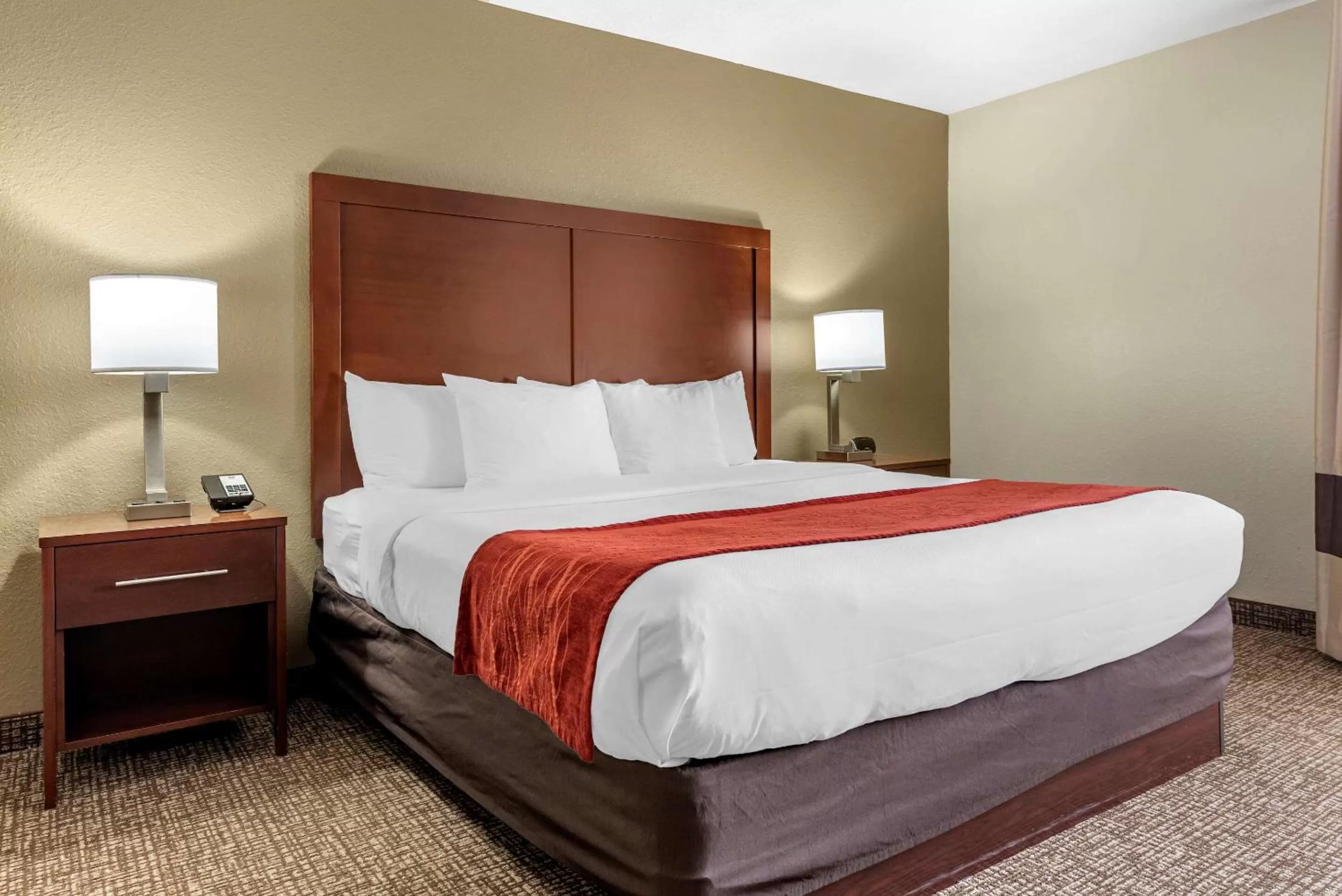 Bedroom in Comfort Inn & Suites Cincinnati Eastgate