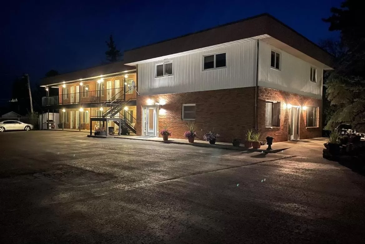 Property building in Rest Easy Motel