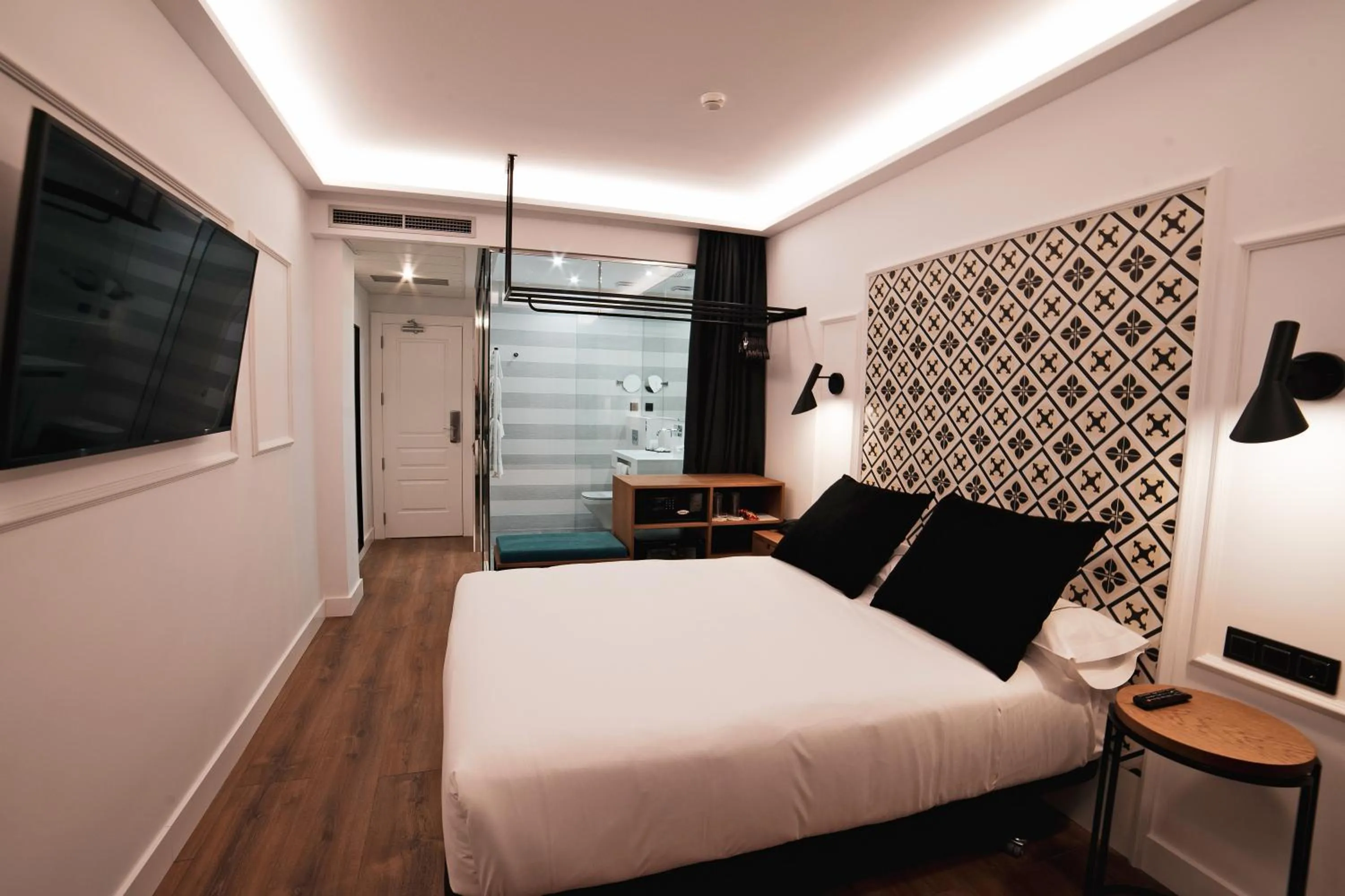 Photo of the whole room, Bed in Hotel Colón Plaza