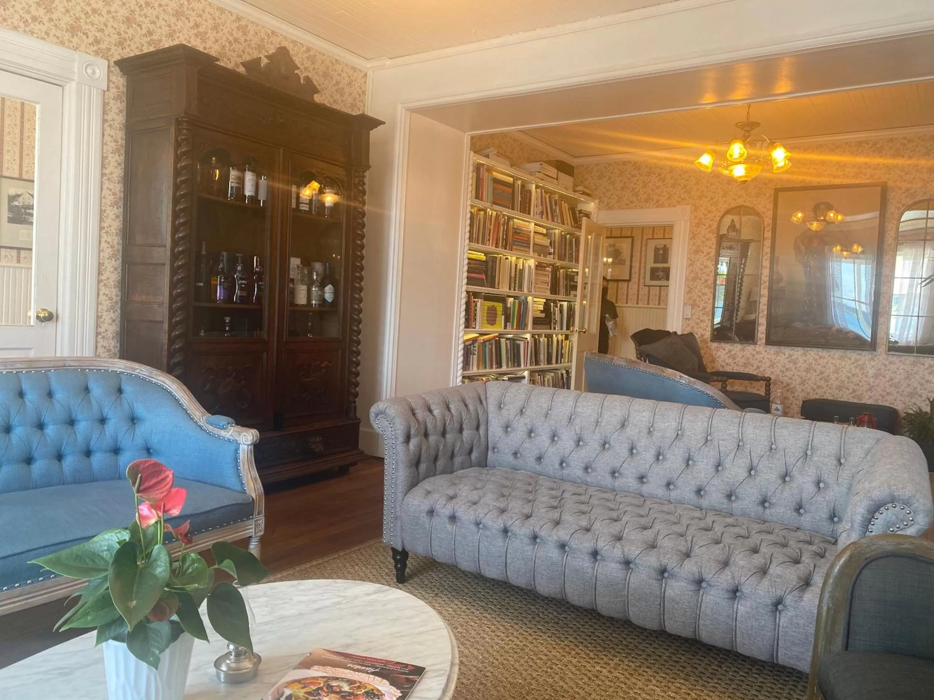 Living room in Orcas Hotel