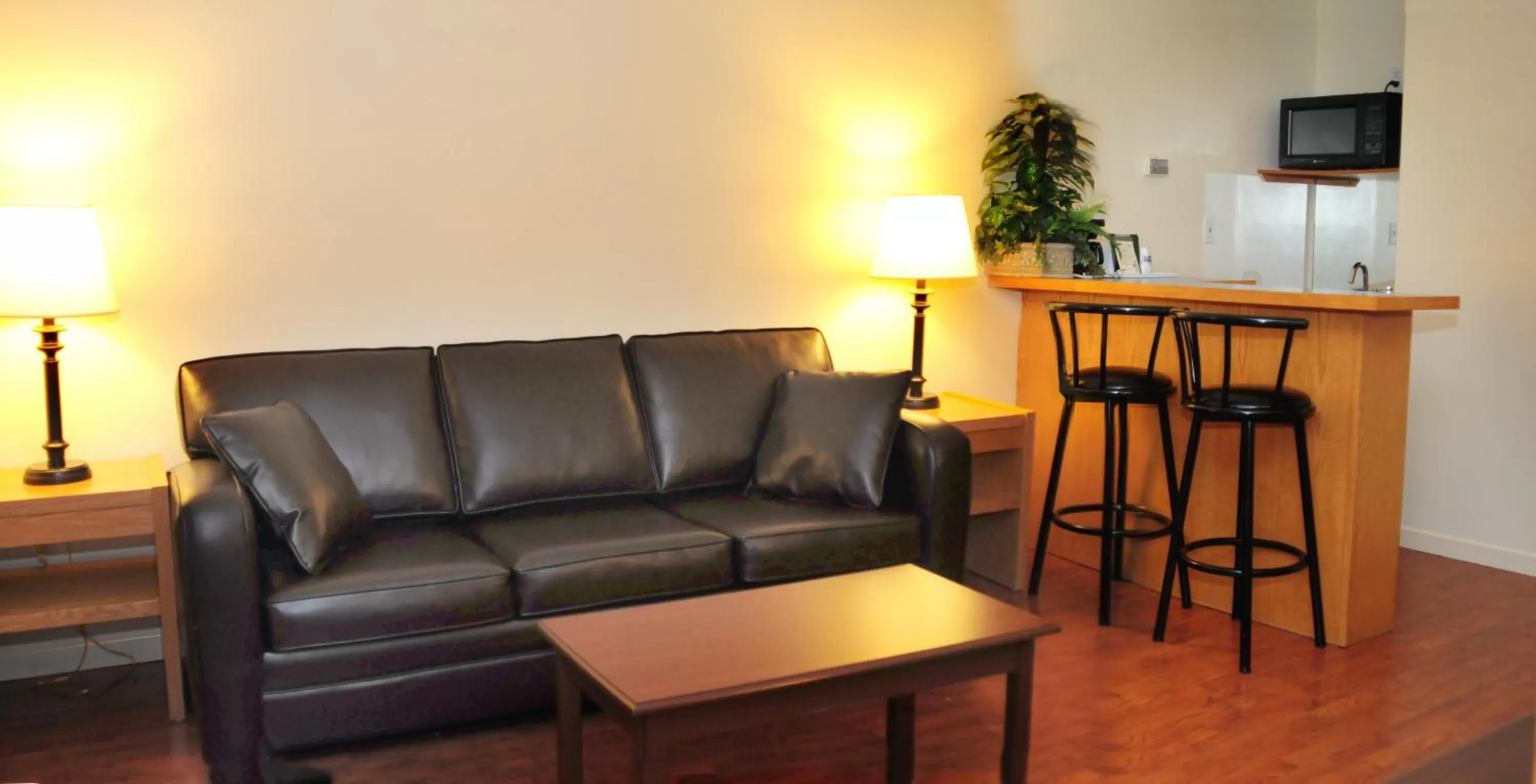 Seating area in Travelodge by Wyndham Simcoe