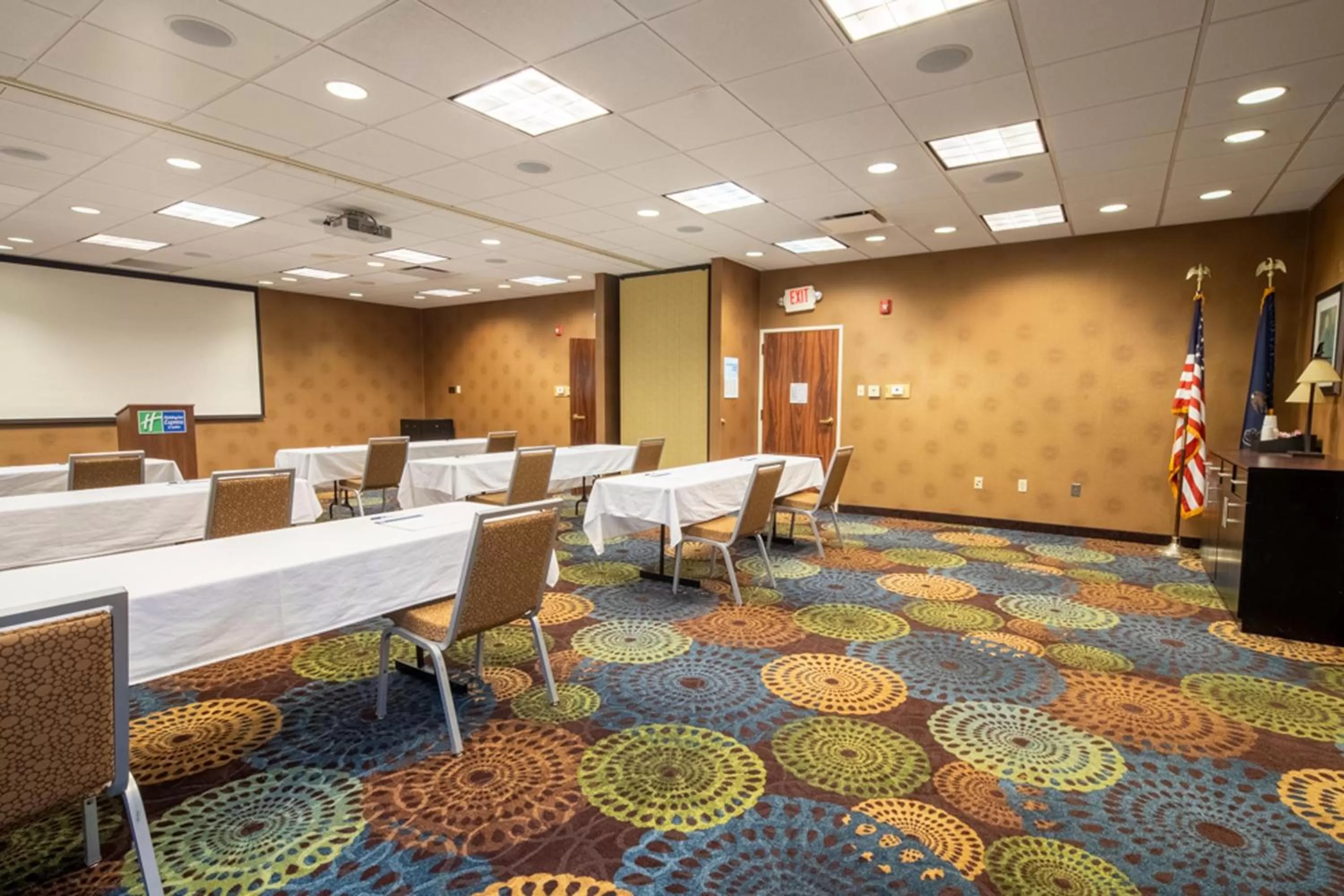 Meeting/conference room in Holiday Inn Express Hotel & Suites Pittsburgh Airport by IHG