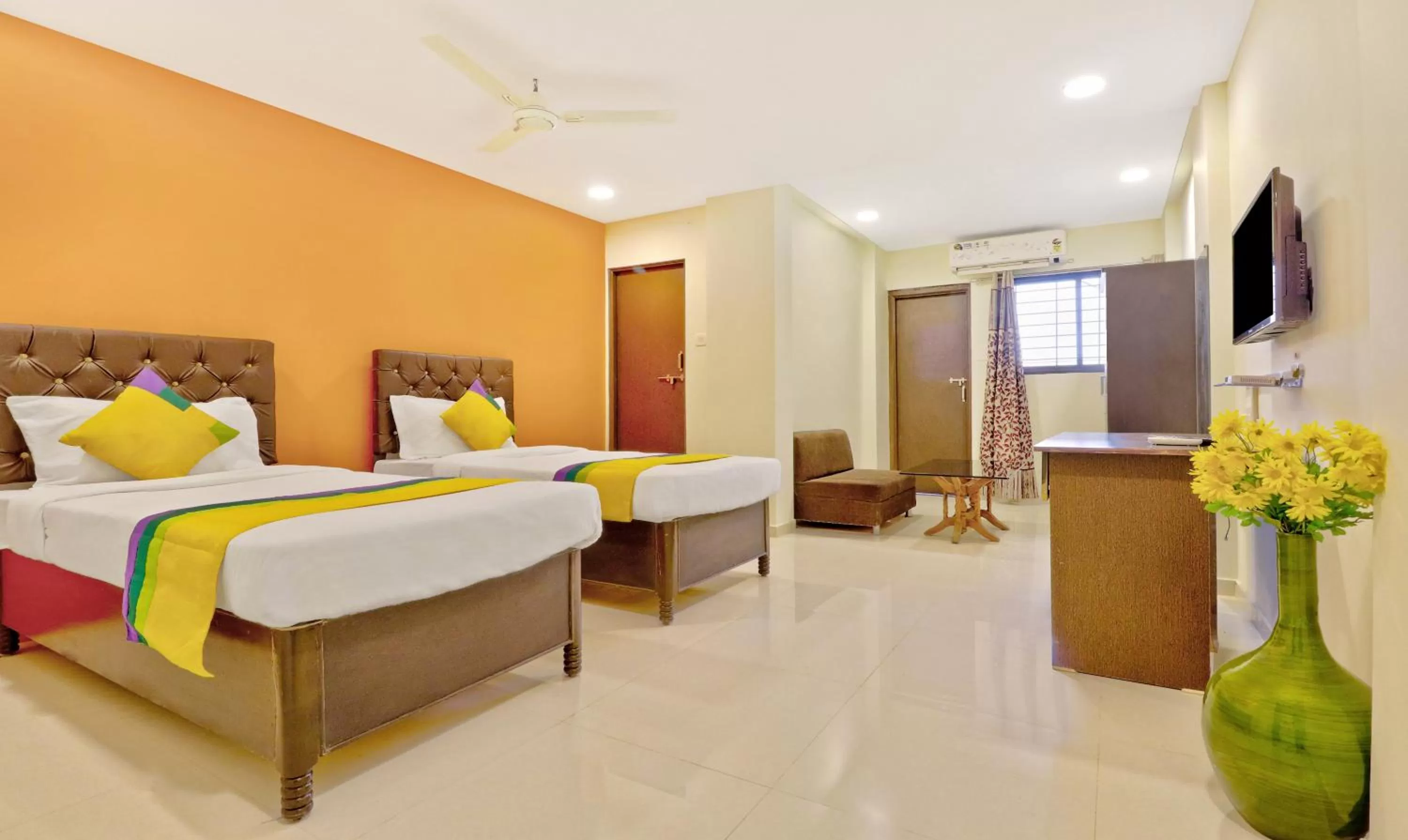 Bed in Itsy Hotels Carnival Inn