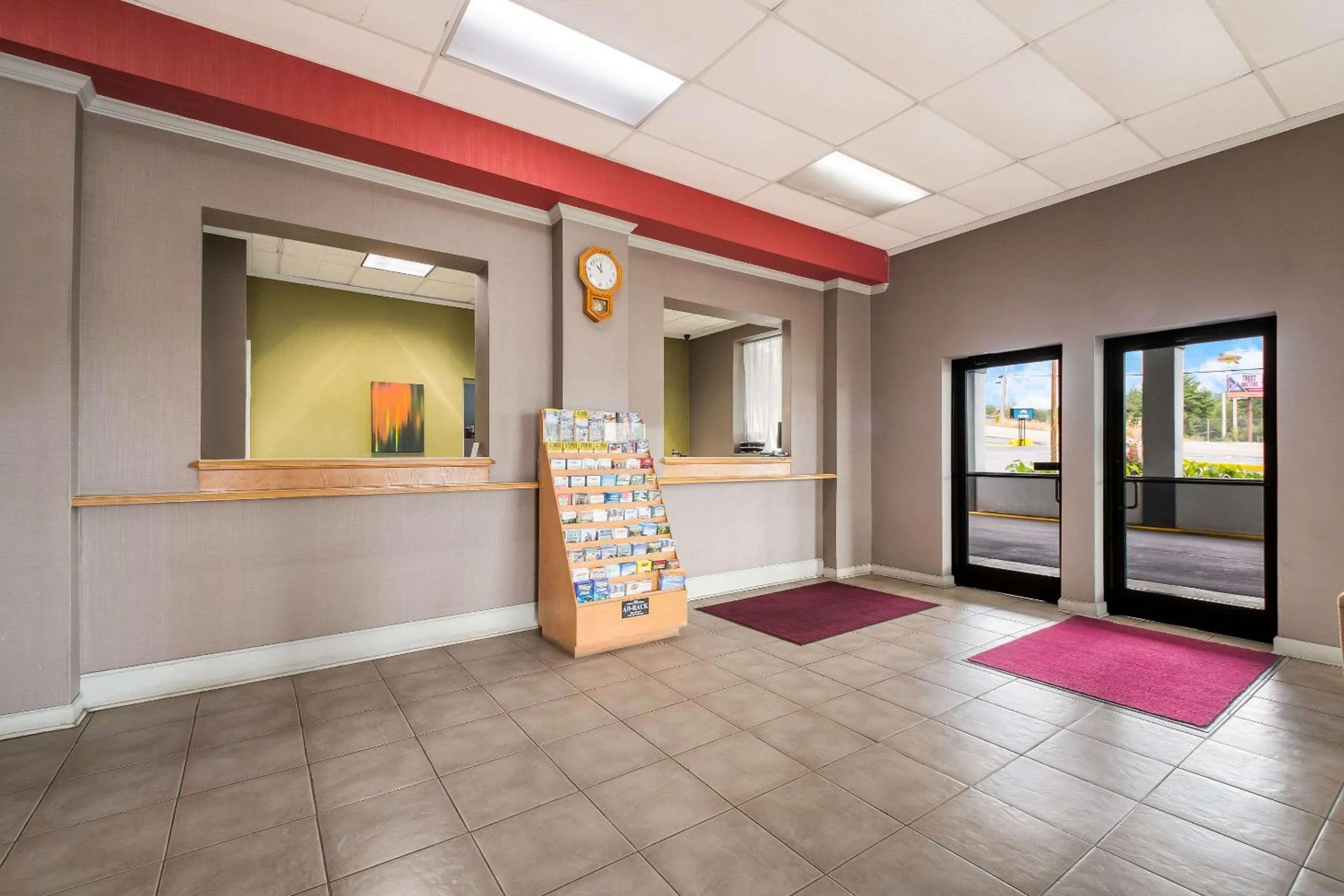 Lobby or reception in Suburban Studios Cleveland Central