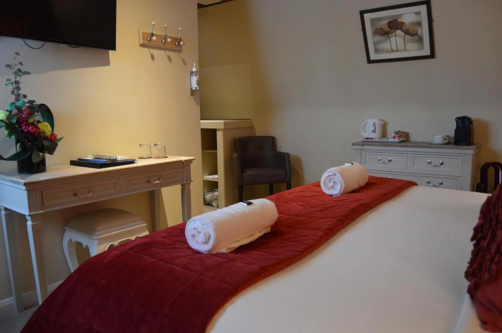 Bed in Le Bouchon Brasserie & Hotel