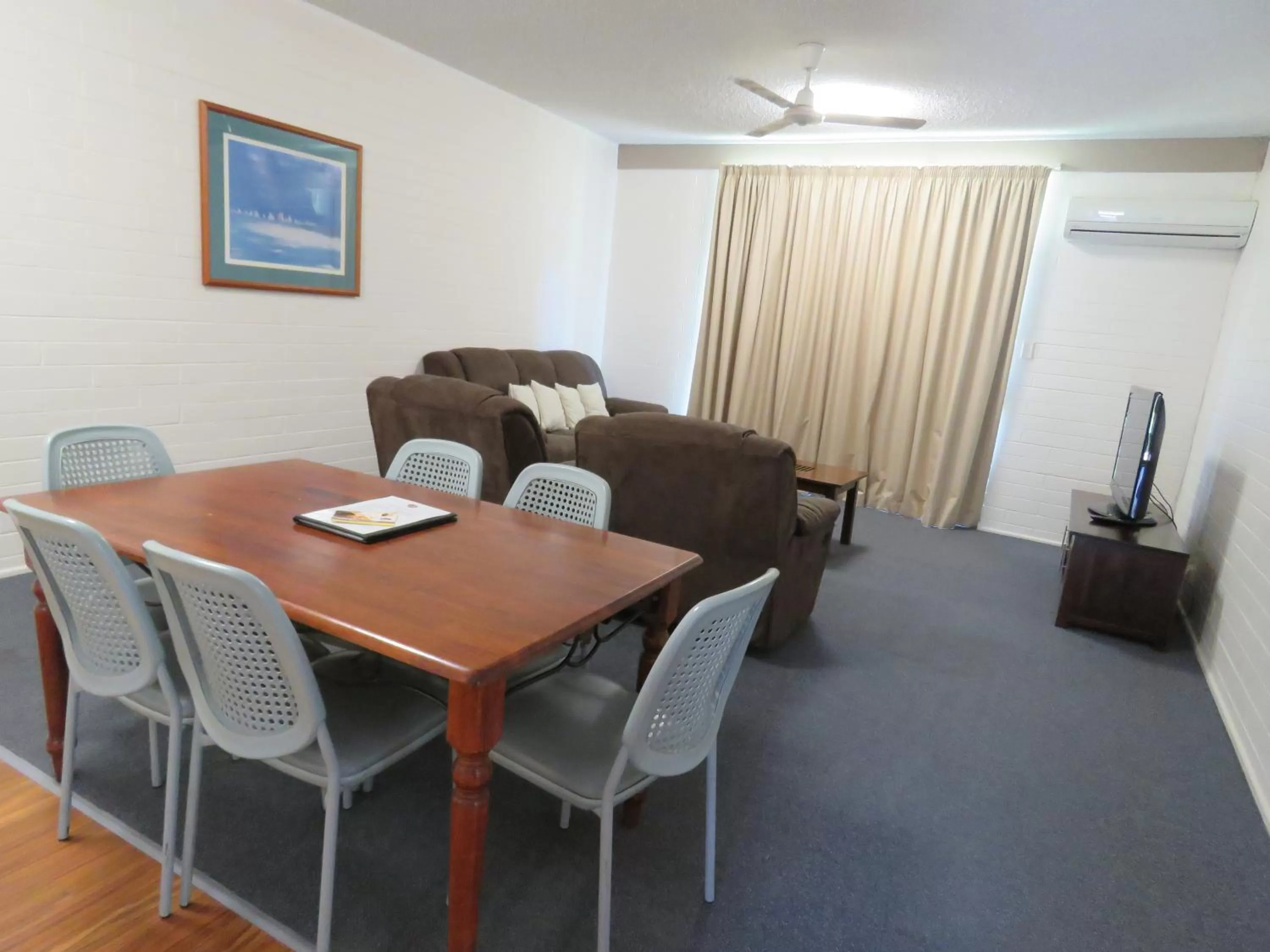 Dining Area in Emerald Gardens Motel & Apartments