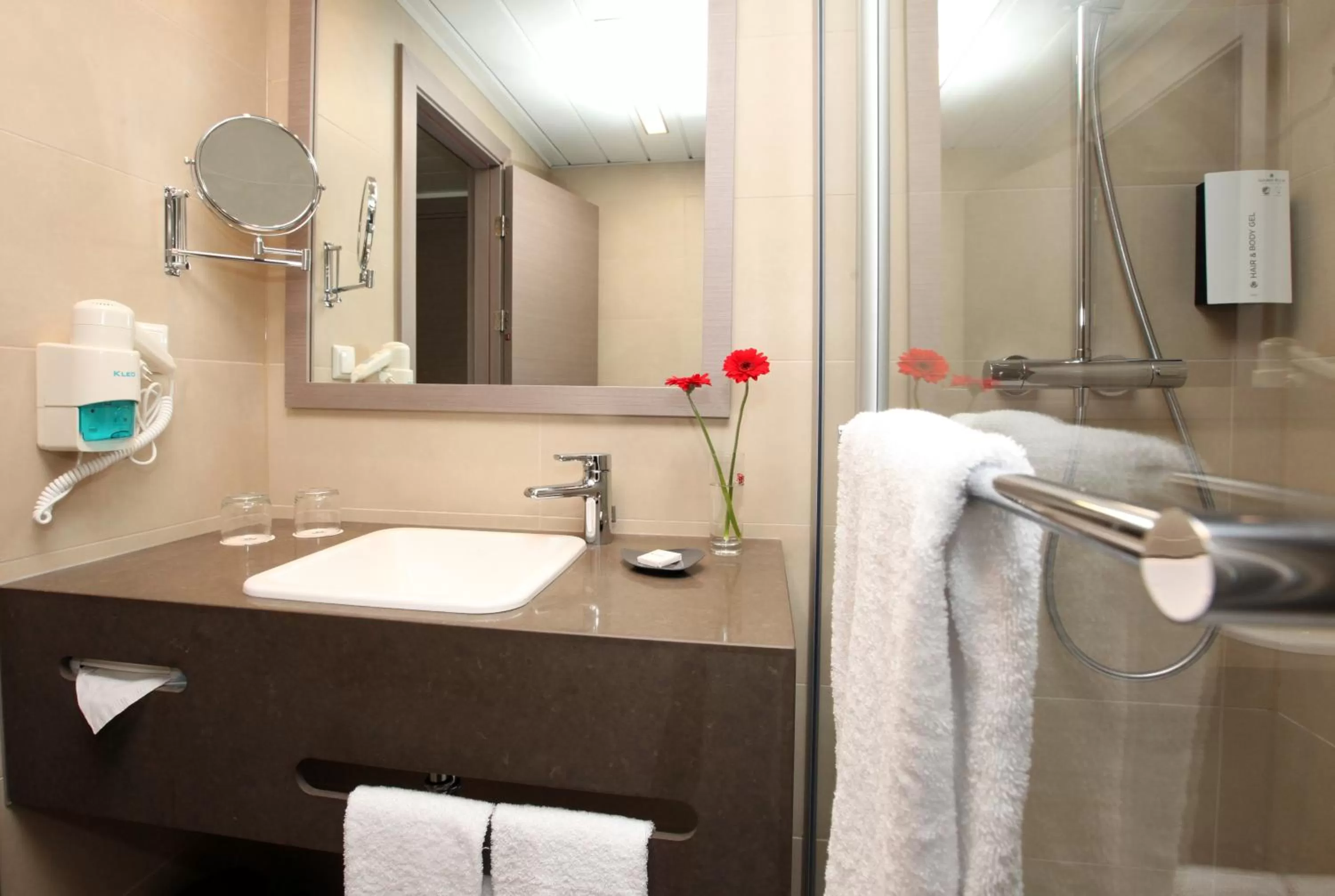 Bathroom in Golden Tulip Kassel Hotel Reiss