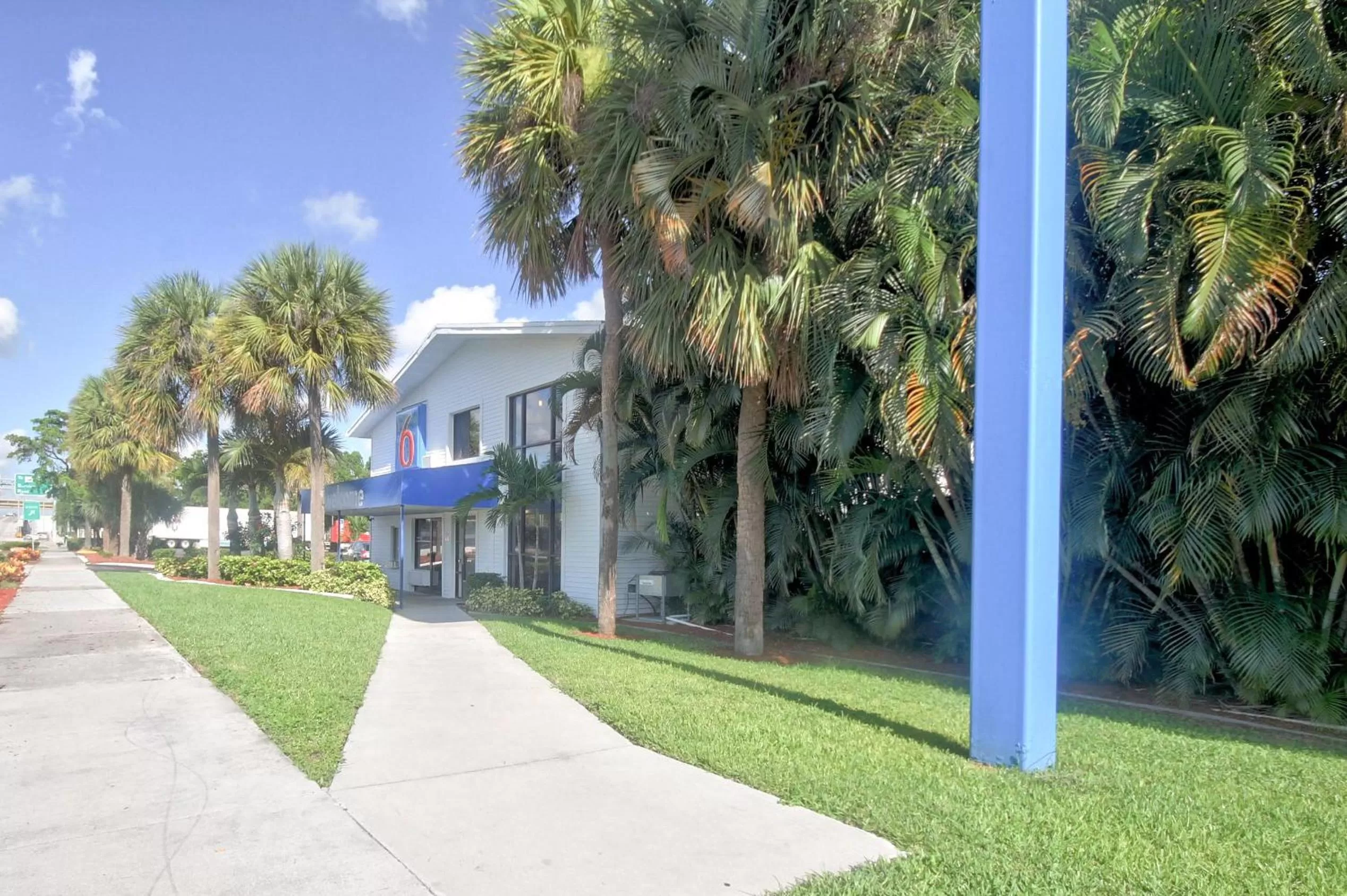 Facade/entrance in Motel 6-Fort Lauderdale, FL