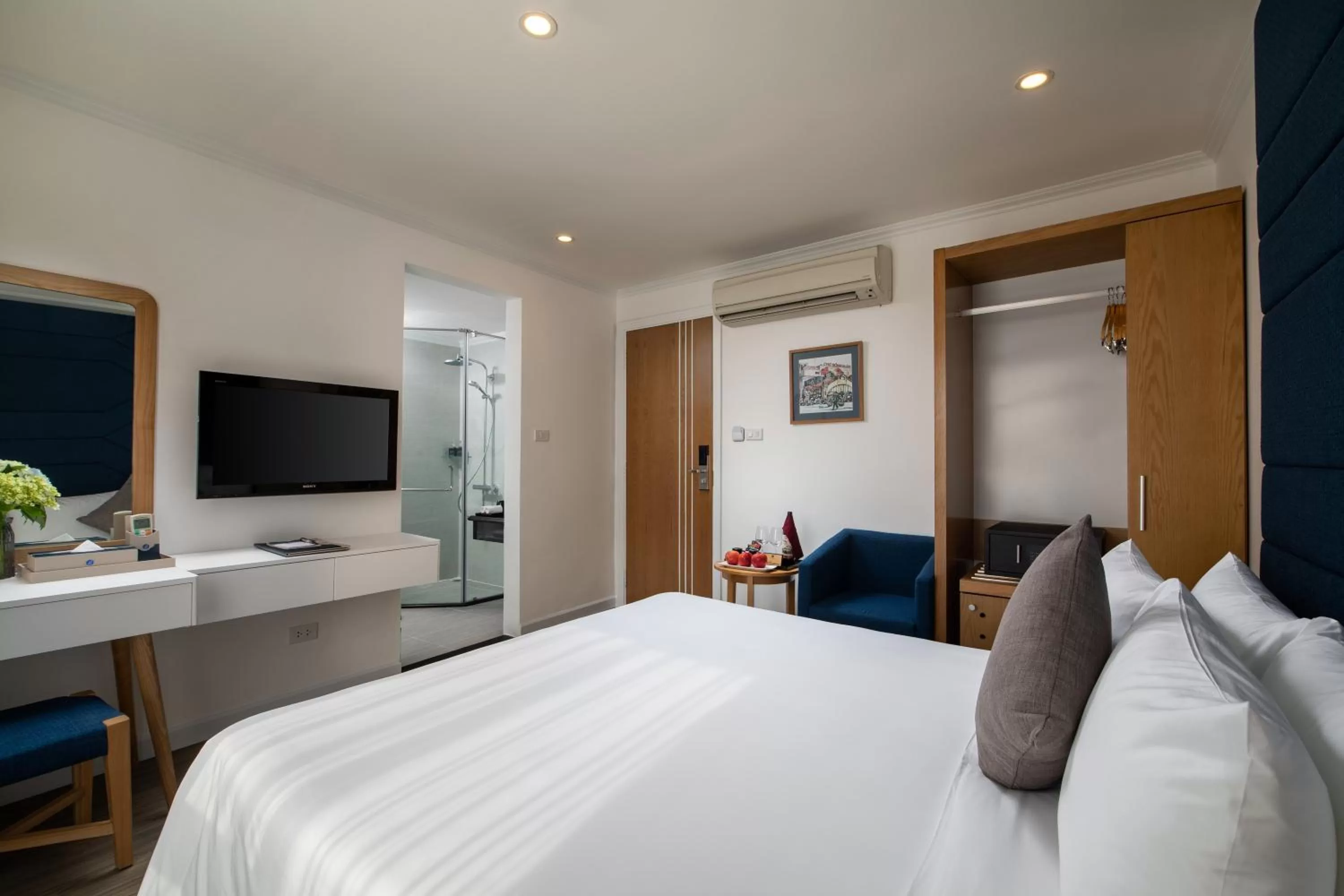 Photo of the whole room, Bed in Hanoi Backpackers Hostel & Rooftop bar