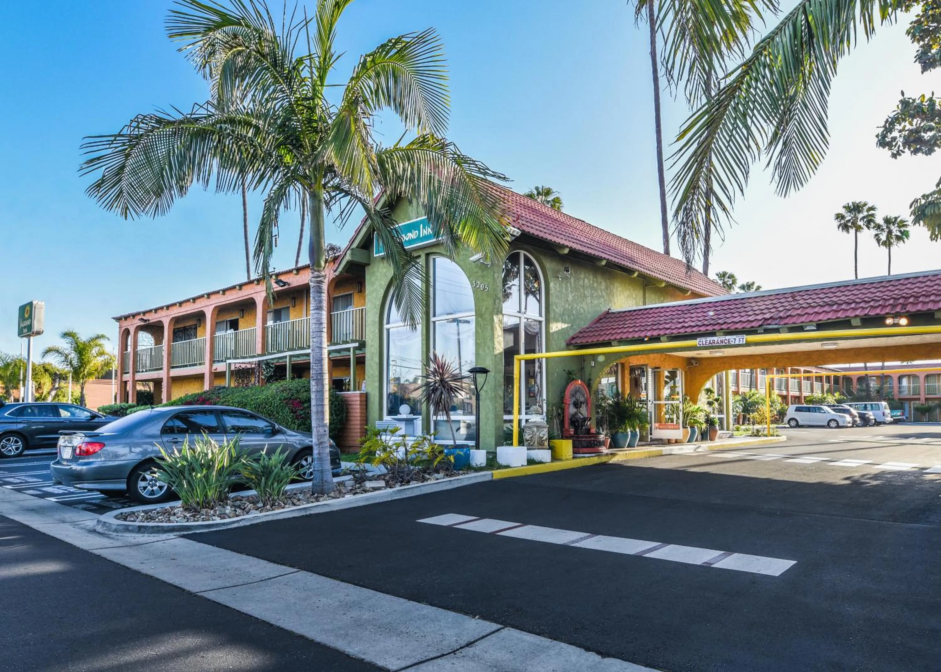 Facade/entrance in Vagabond Inn Costa Mesa