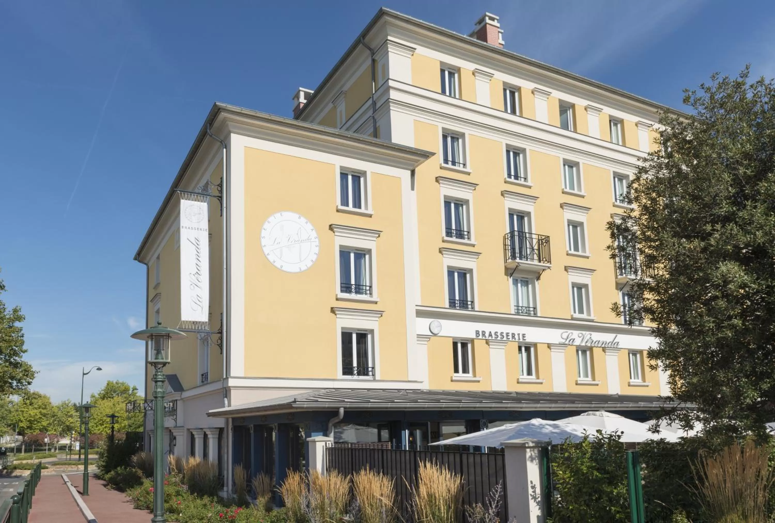 Property building in Plessis Parc Hôtel